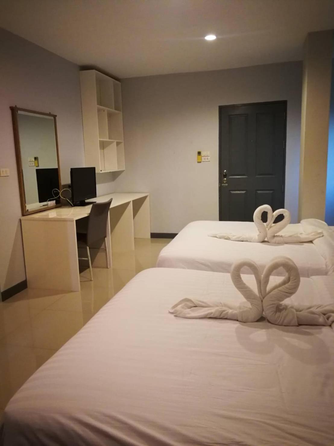Queen Room with Two Queen Beds - Photo 8