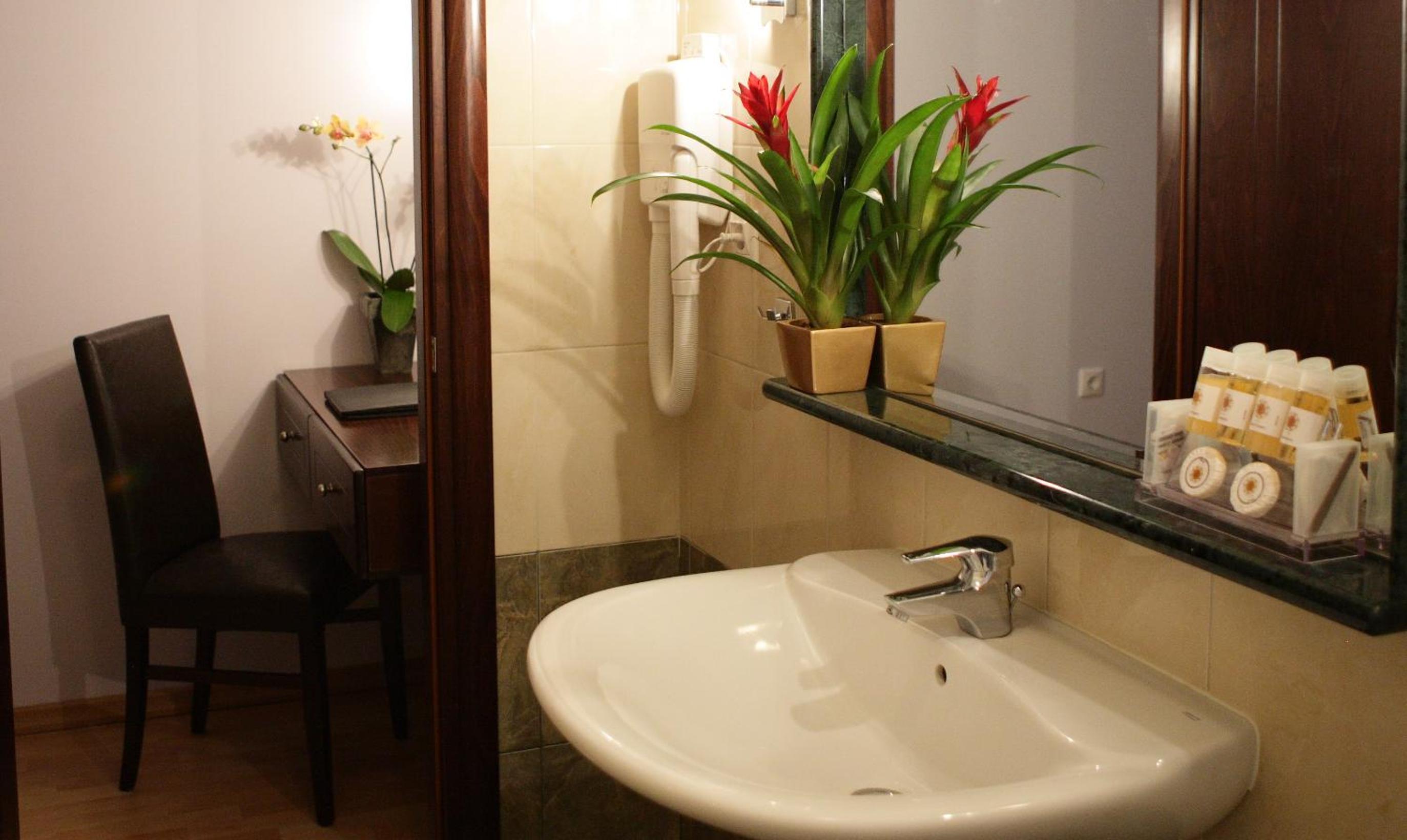 Standard King or Twin Room - Photo 4