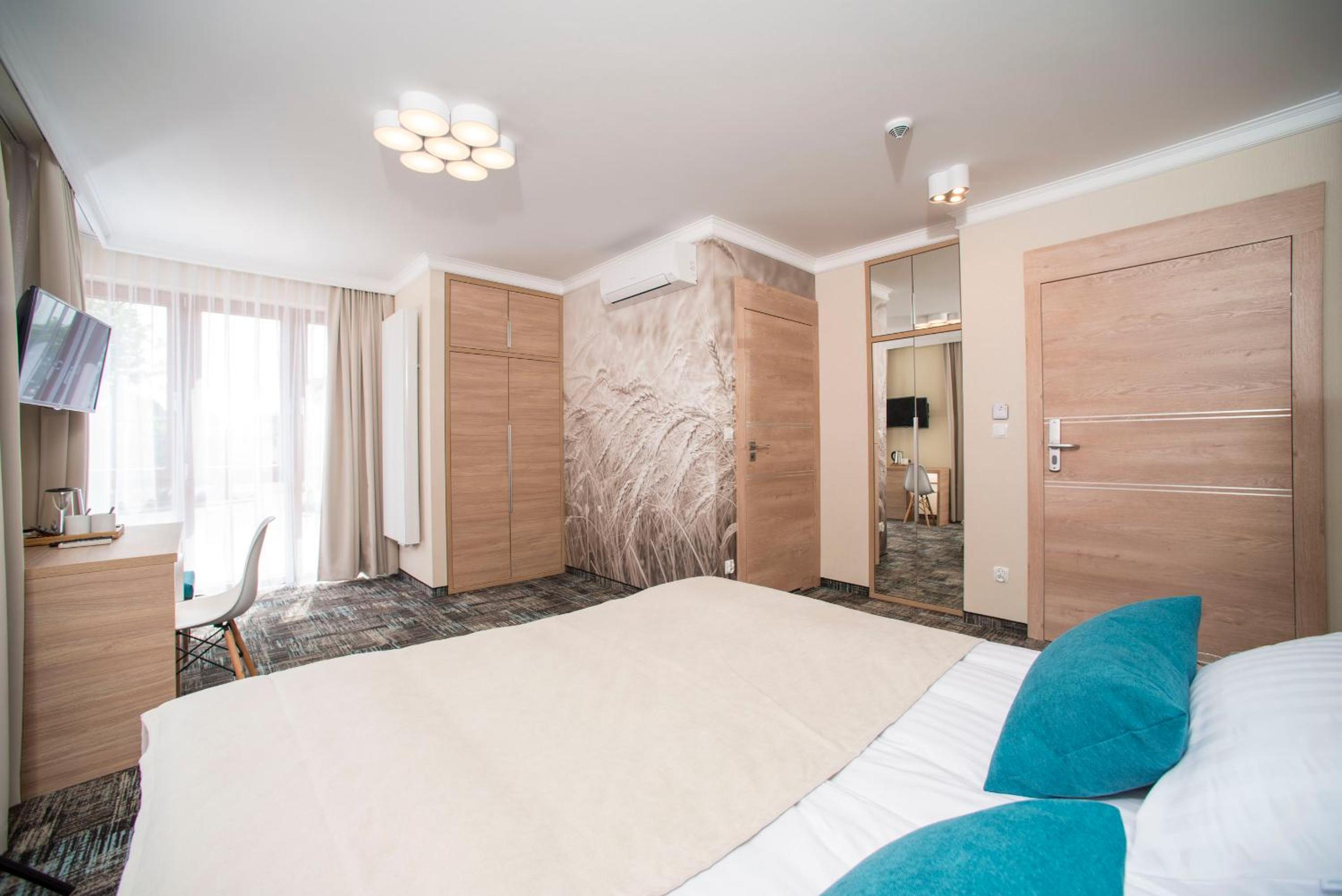 Deluxe Double Room with Balcony photo 2