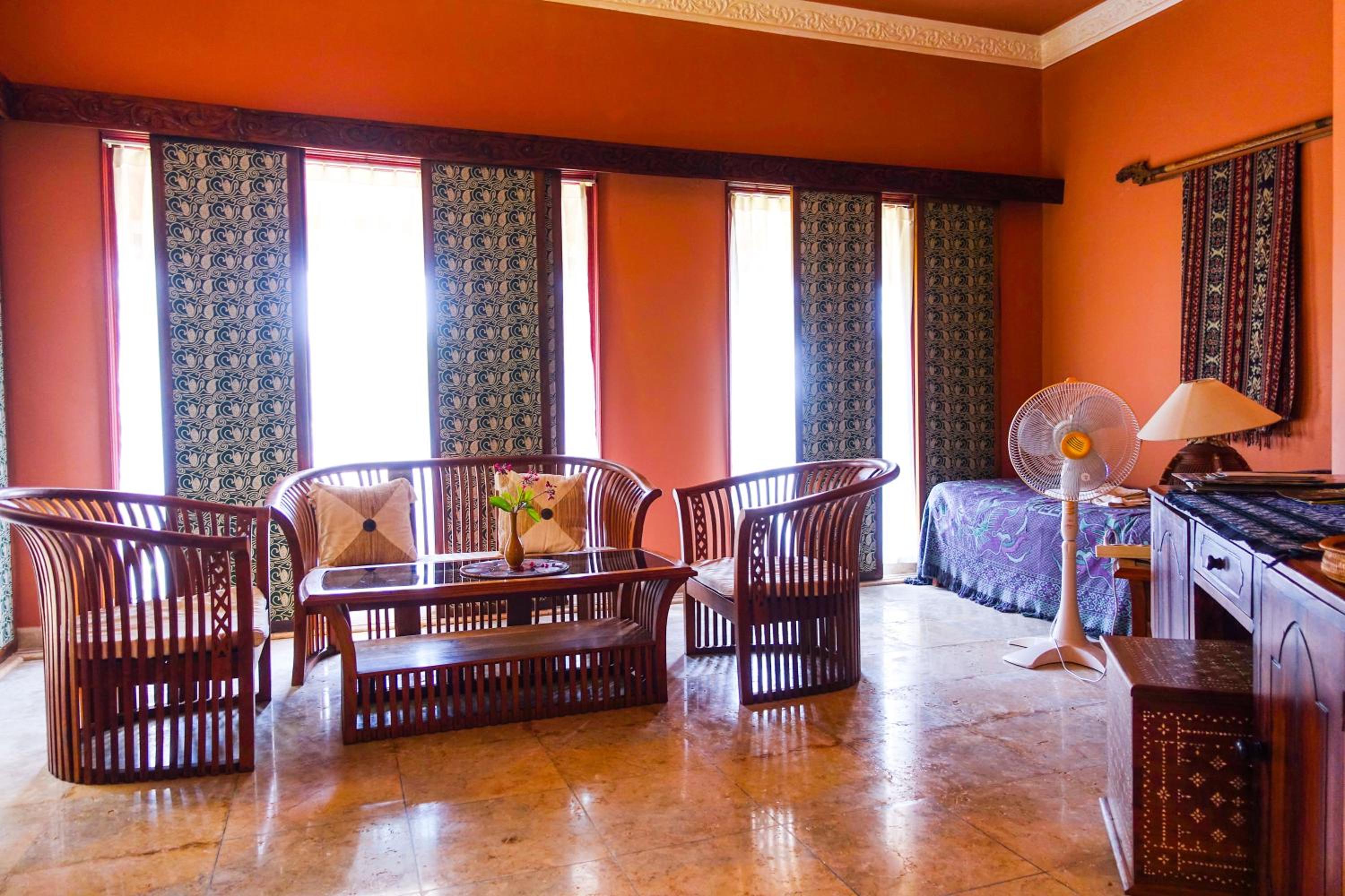 Family Room with Garden View - Photo 1