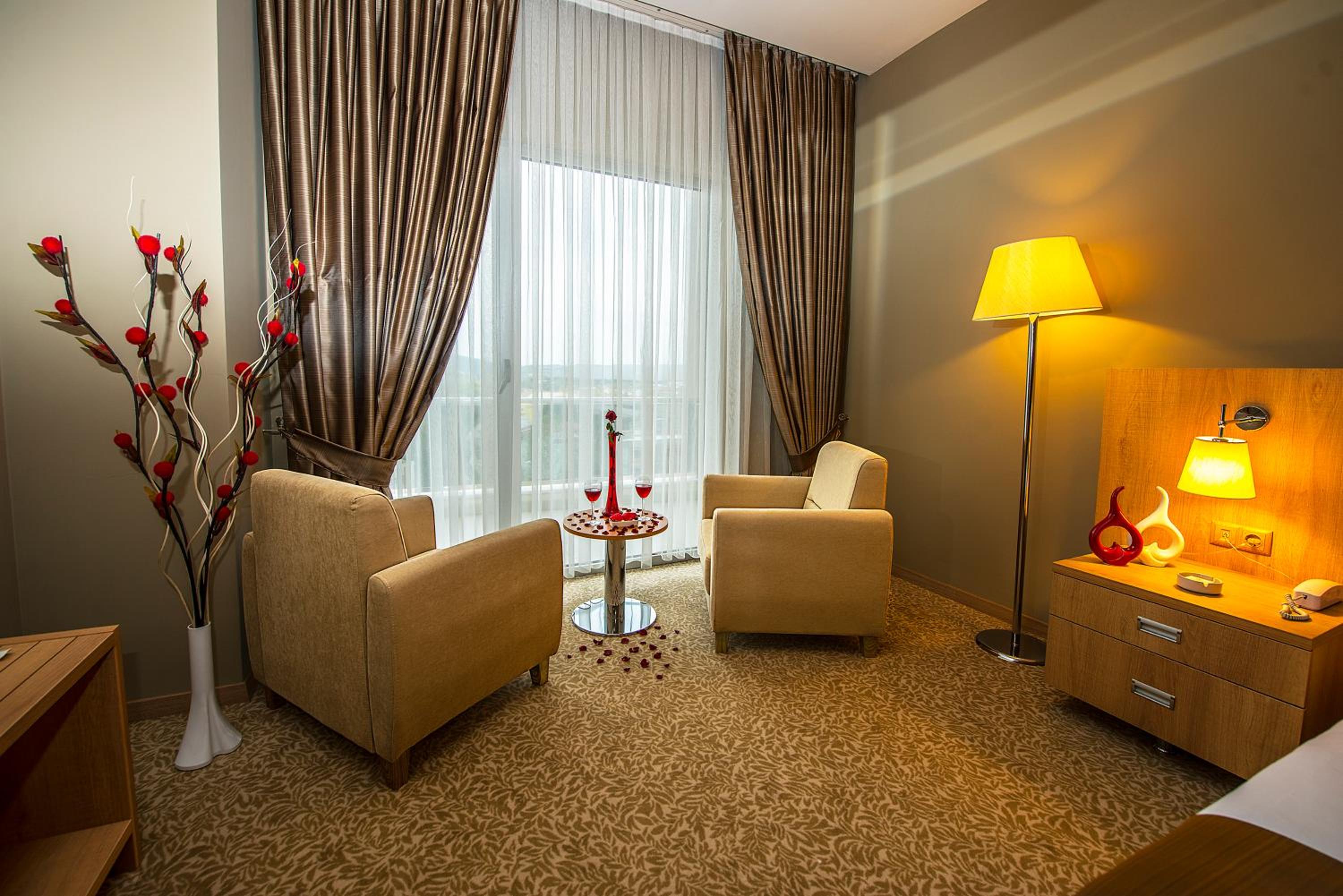 Family Room with Garden View - Photo 1