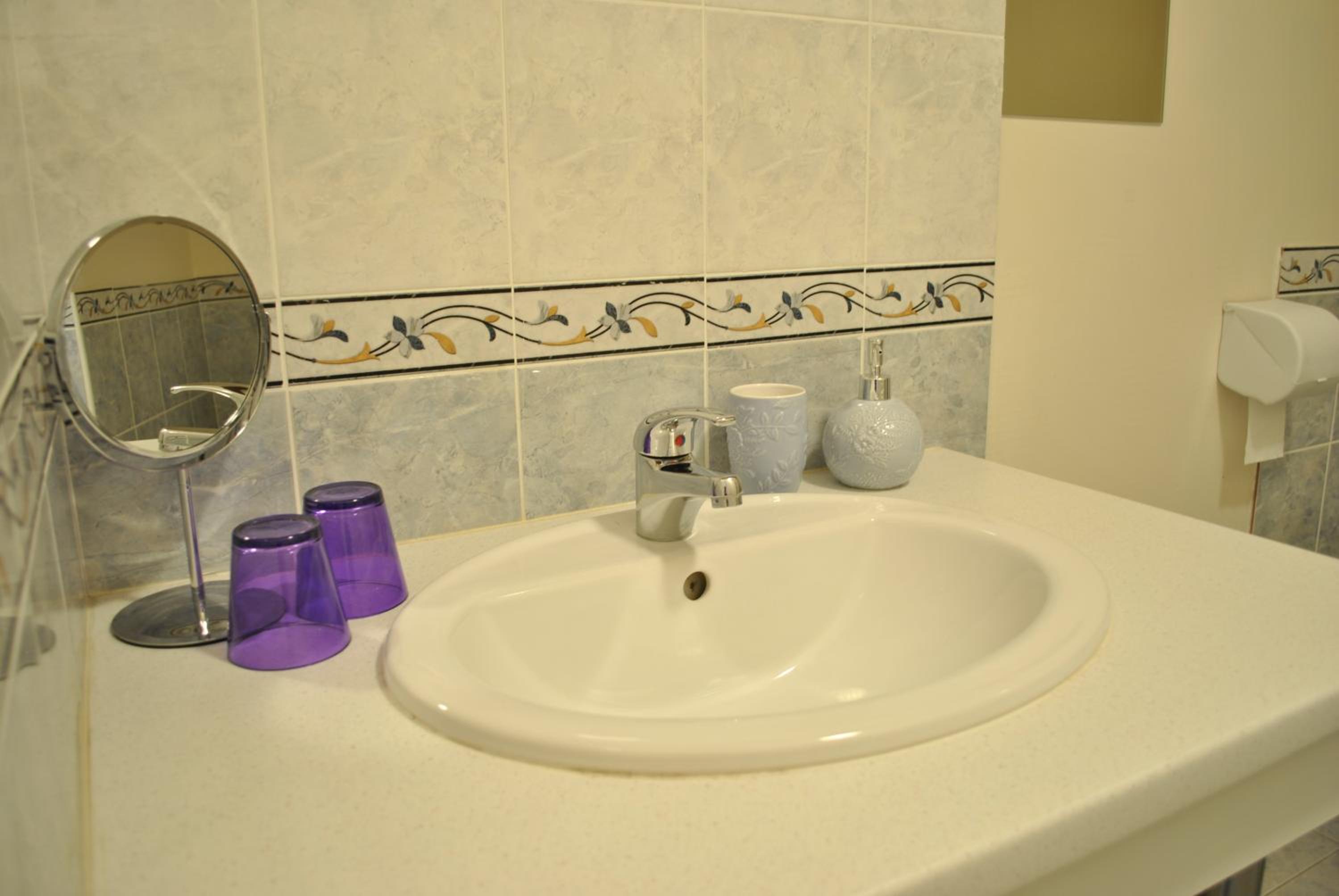 Deluxe Double Room - Photo 12