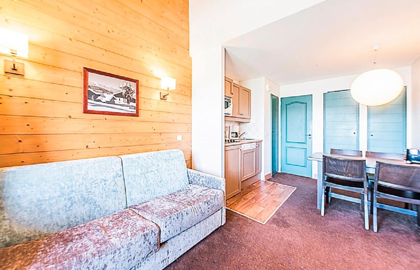 Select One-Bedroom Apartment (4 People)