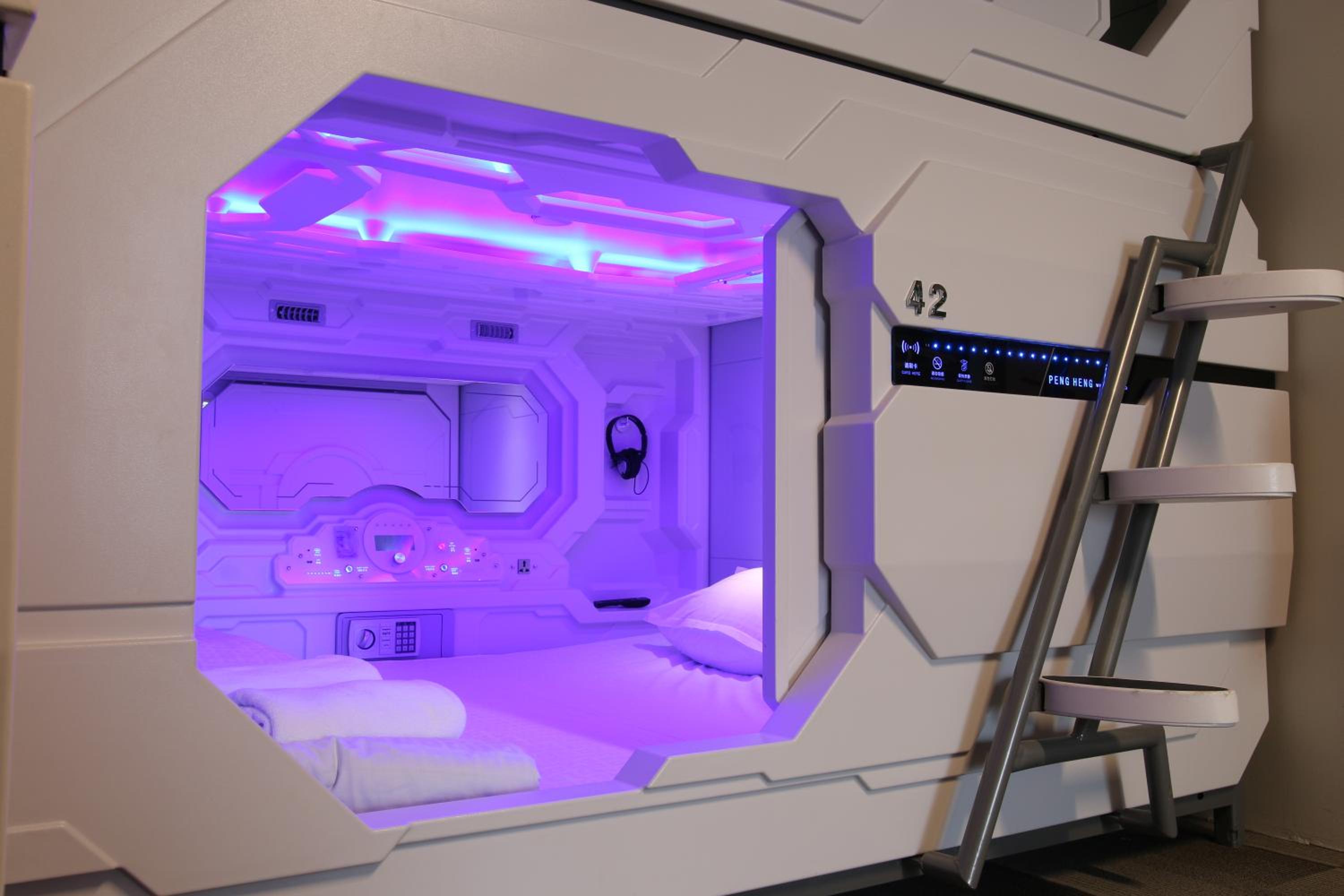 Double Capsule Bed in Mixed Dormitory Room photo 2