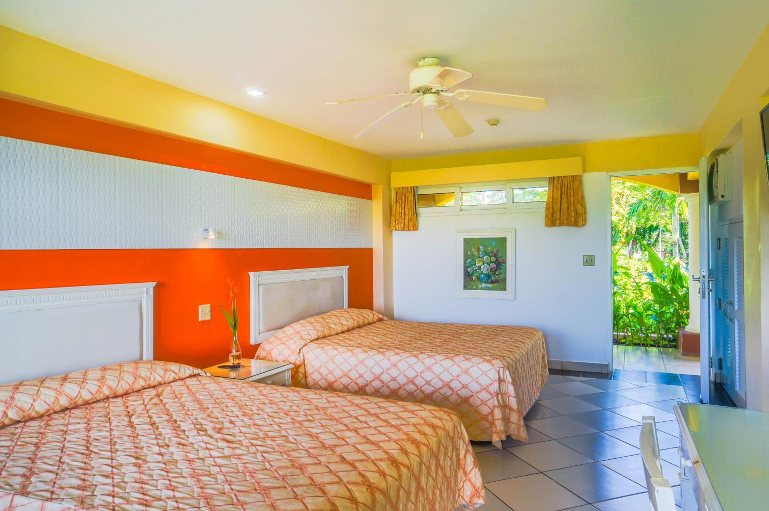 Queen Room with Two Queen Beds - Ocean Front with Terrace - Photo 2