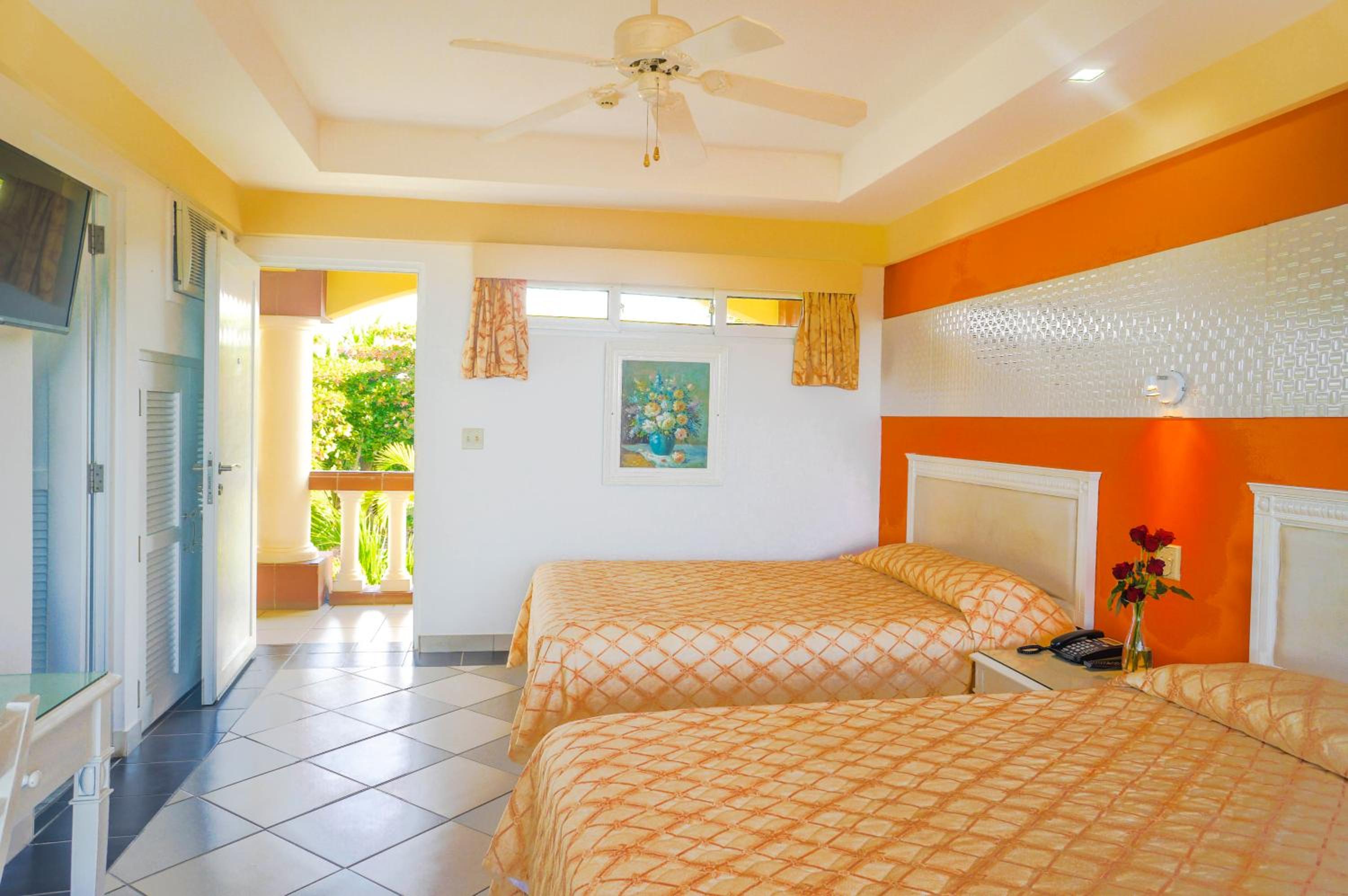 Queen Room with Two Queen Beds - Ocean Front with Terrace - Photo 4