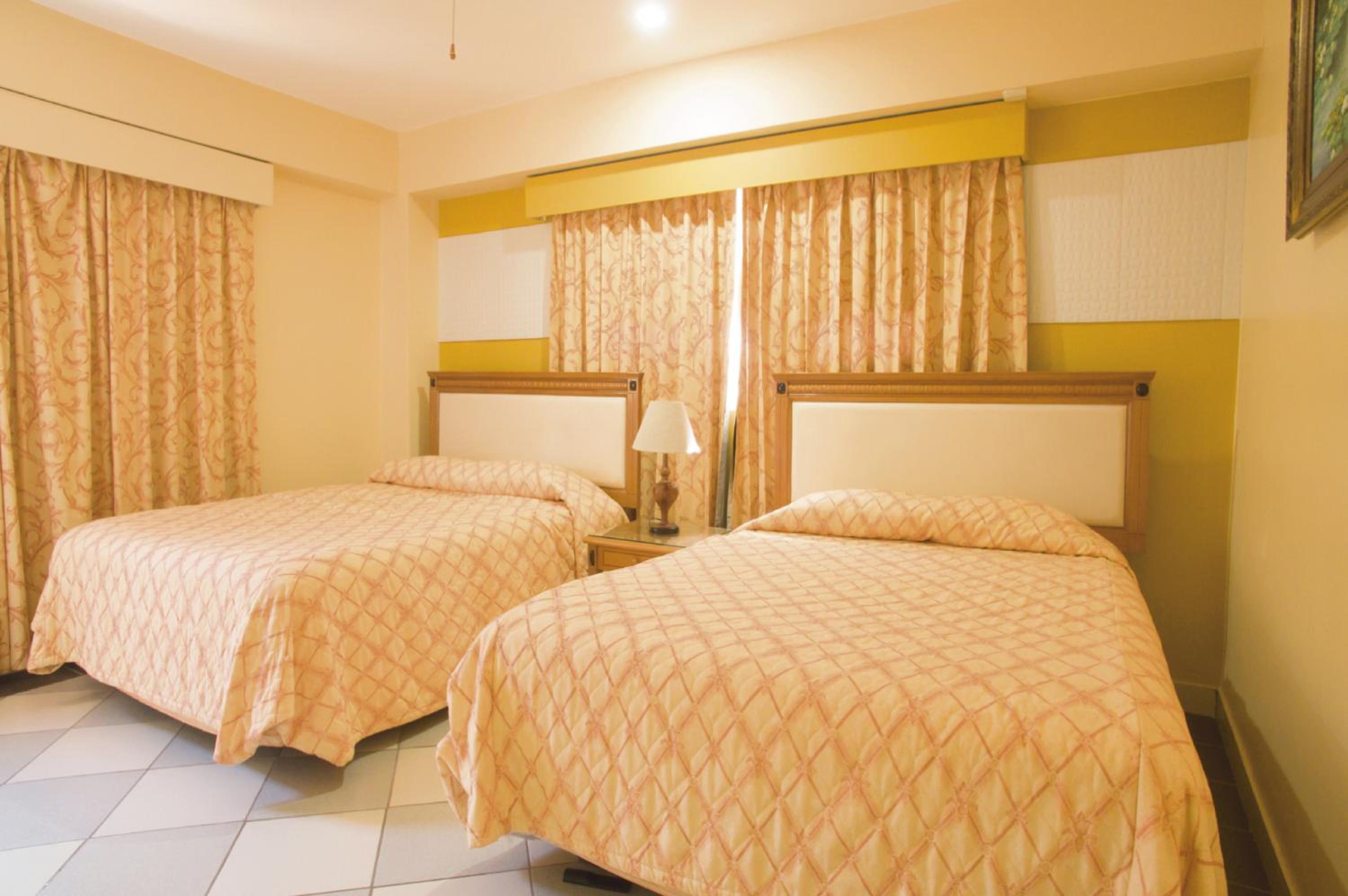 Oceanfront master suite with balcony - Photo 4
