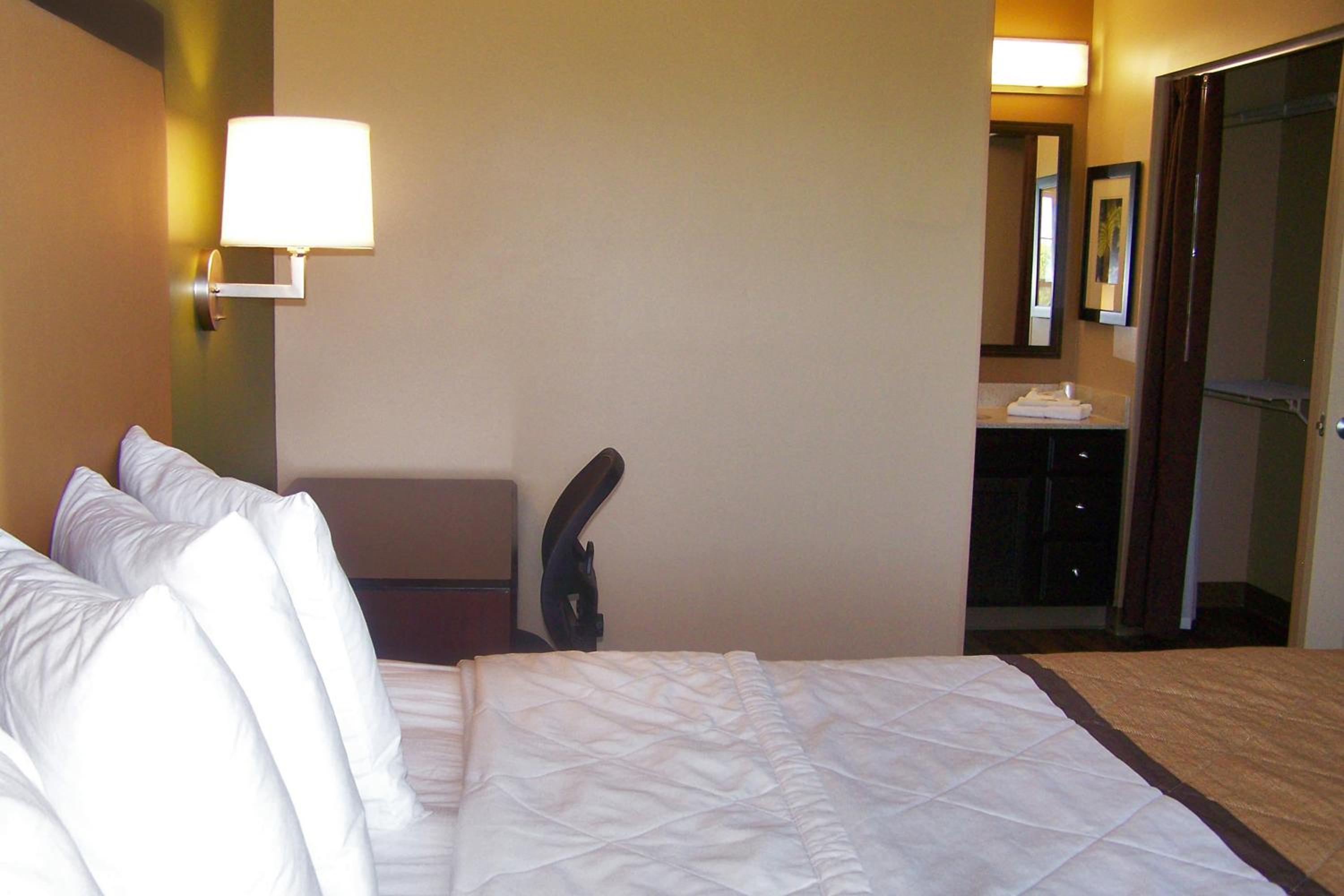 One Bedroom Suite - One King Bed Non-Smoking photo 2