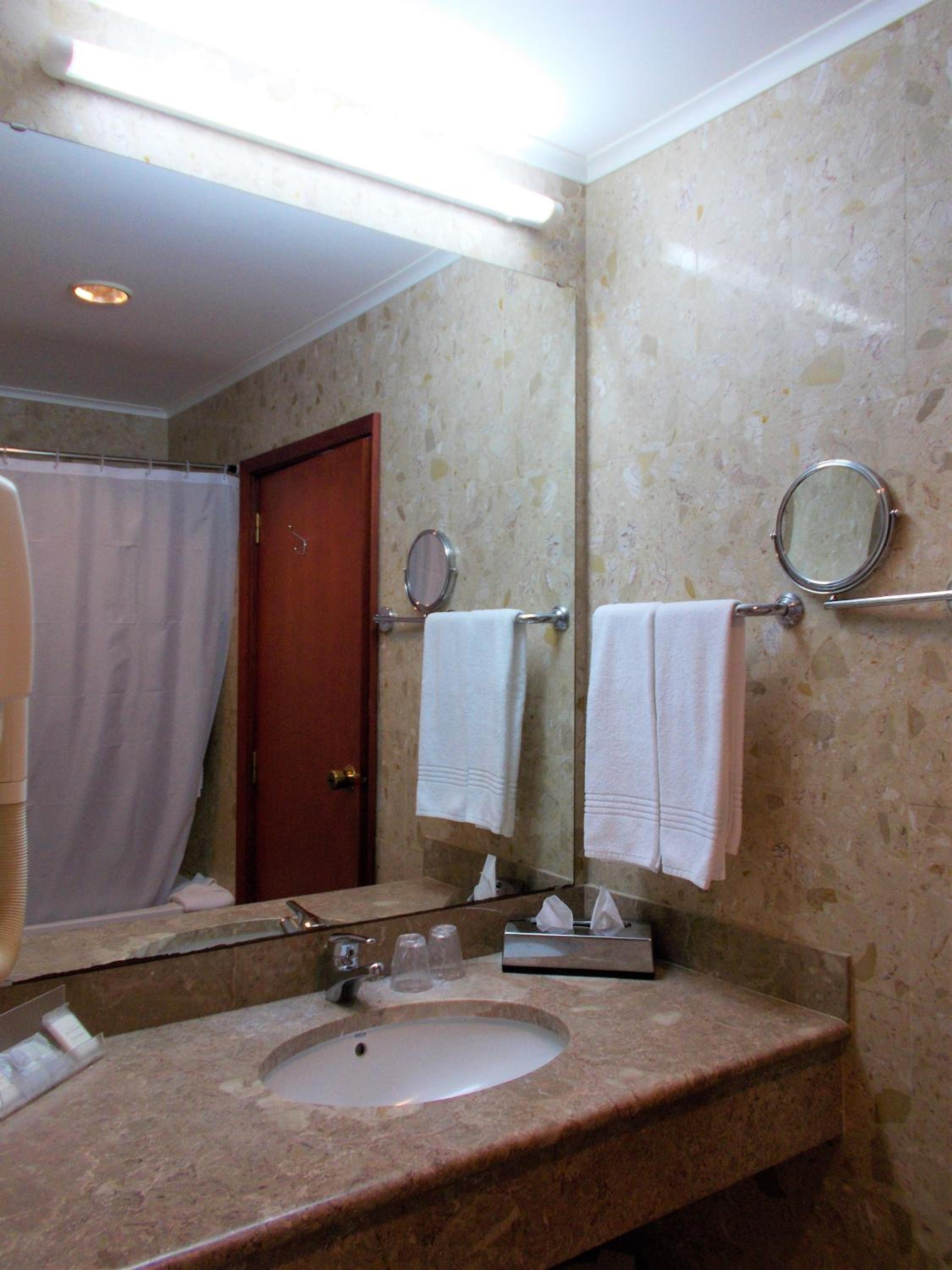 Twin Room - Photo 4