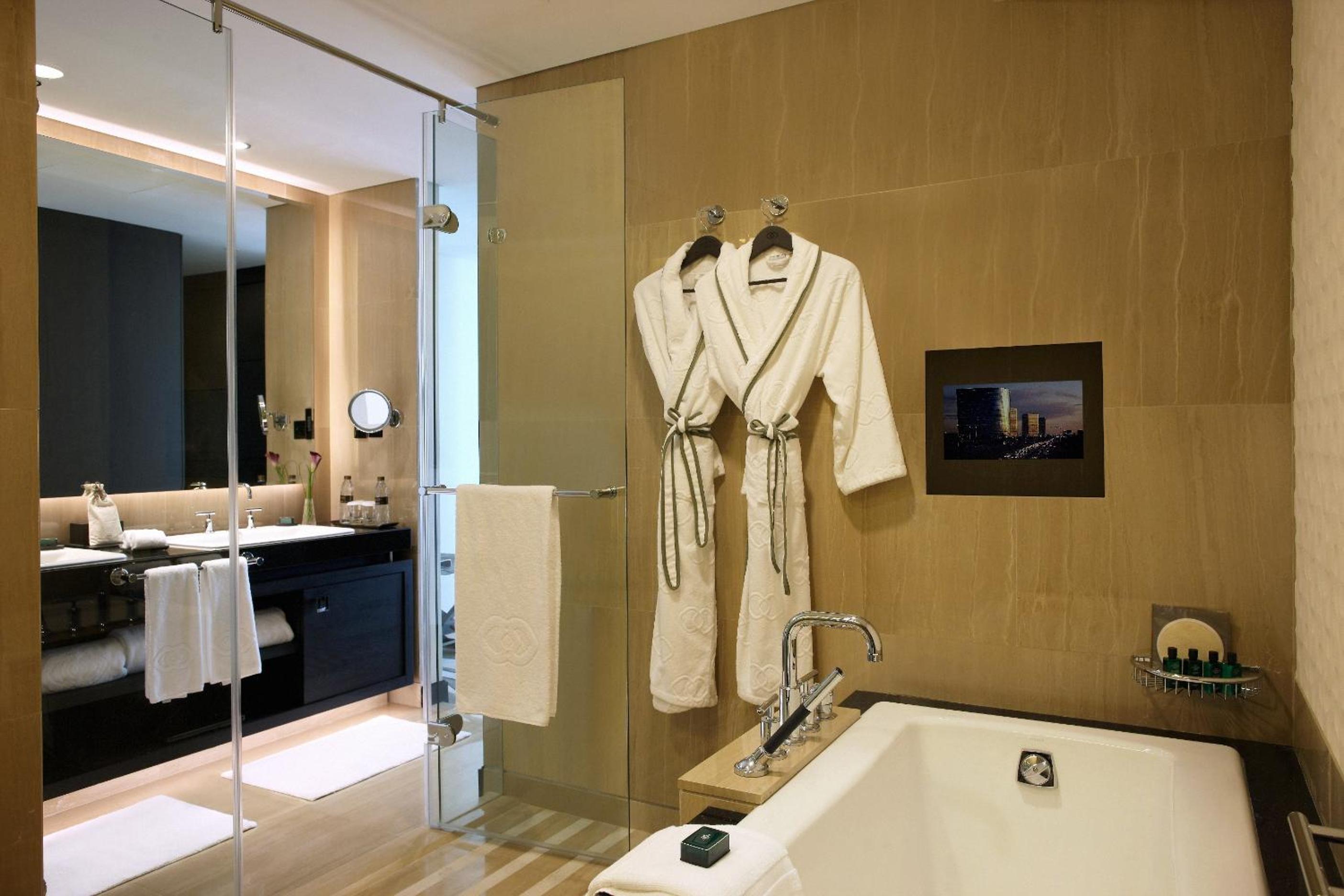 Opera King Suite with Club Millésime Access and Sea or City View — photo 2