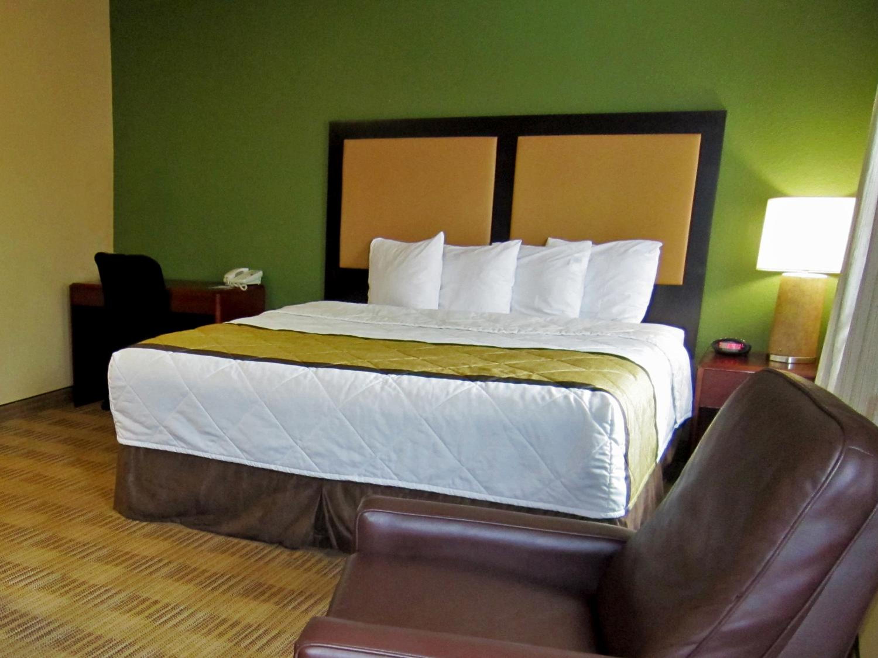 Deluxe Studio with 1 King Bed - Non-Smoking - Photo 8