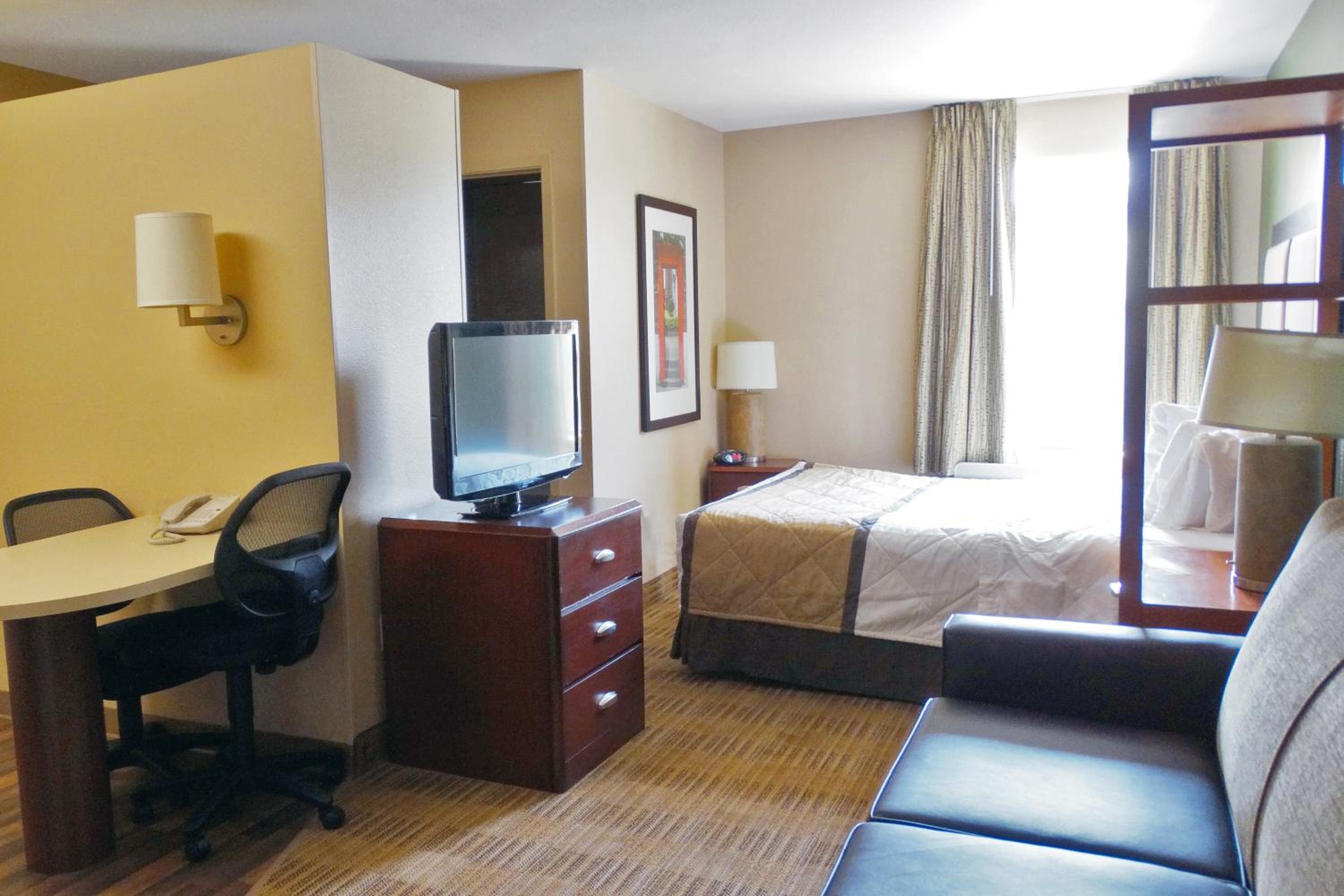 Deluxe Studio with 1 Queen Bed - Non-Smoking - Photo 5