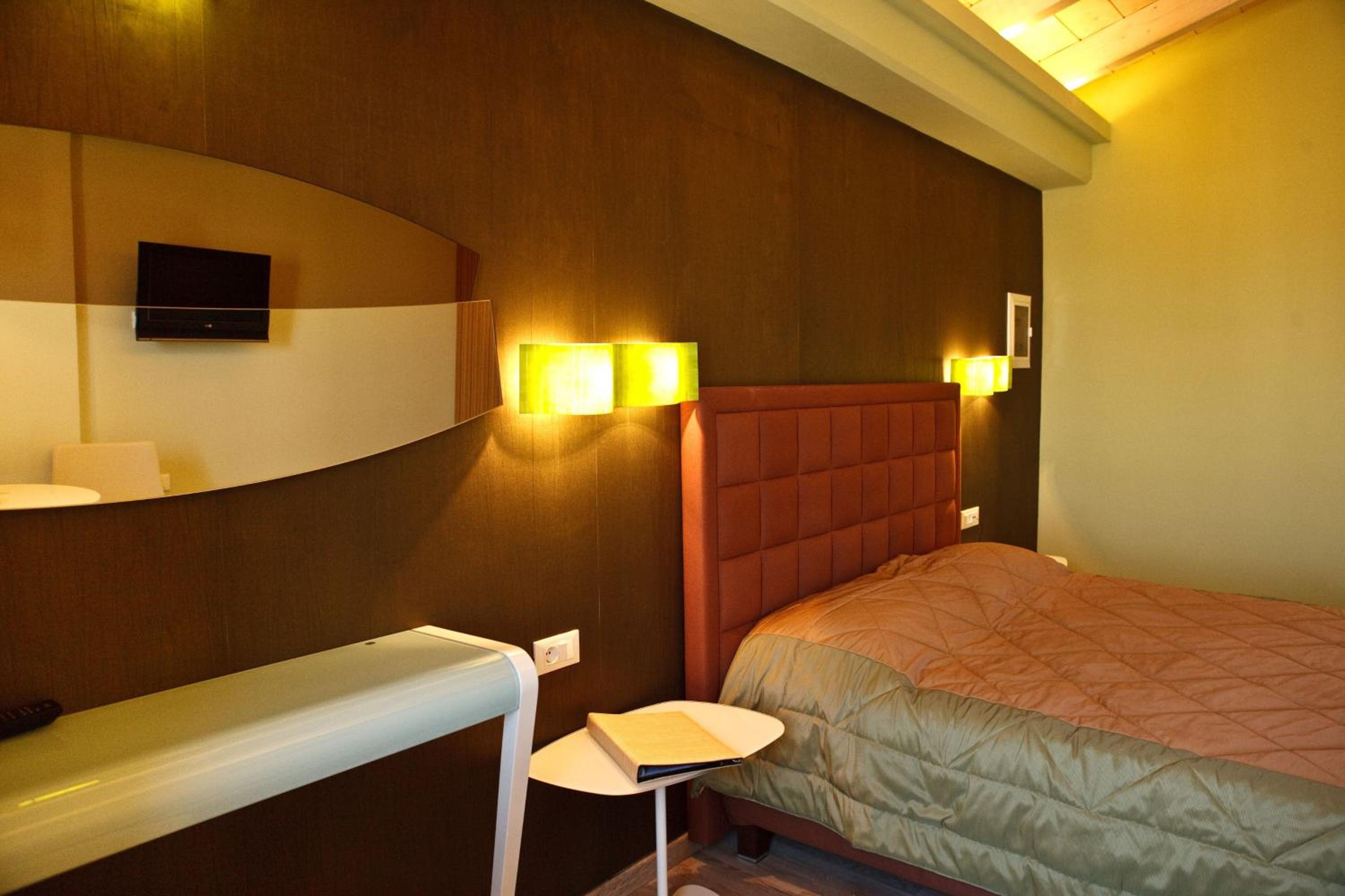 Deluxe Double Room with Sea View - Photo 8