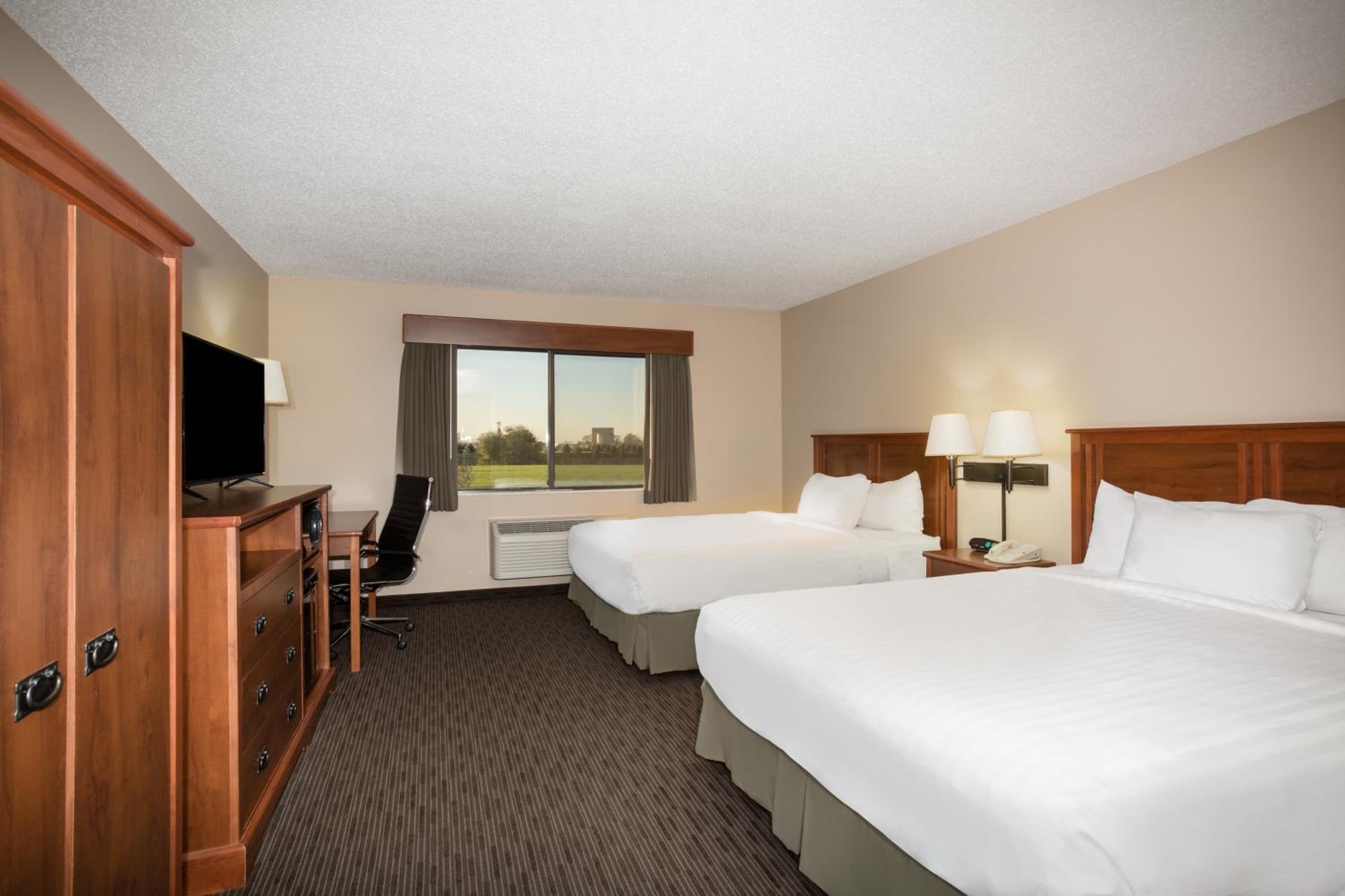 Queen Room with Two Queen Beds - Non-Smoking - Photo 3