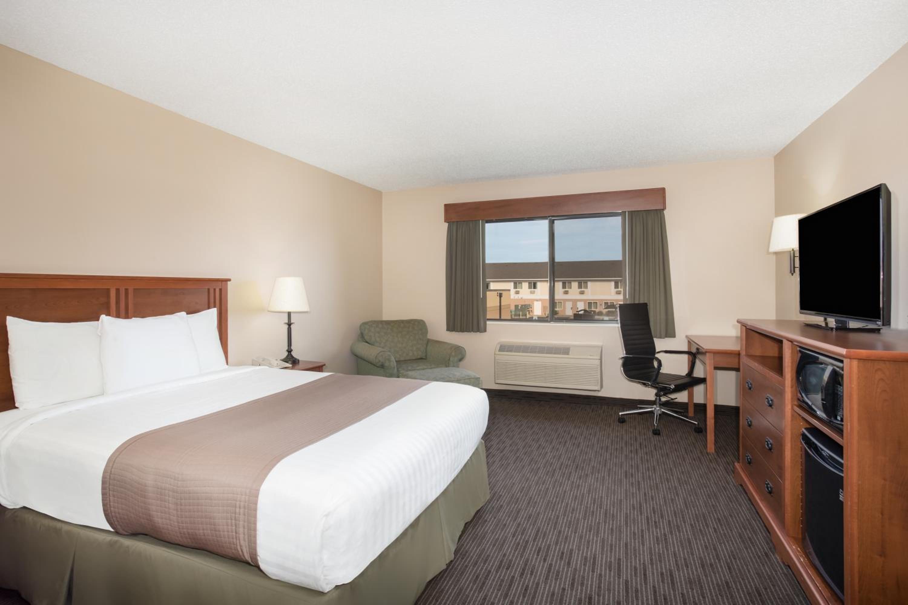 King Room - Non-Smoking - Photo 5