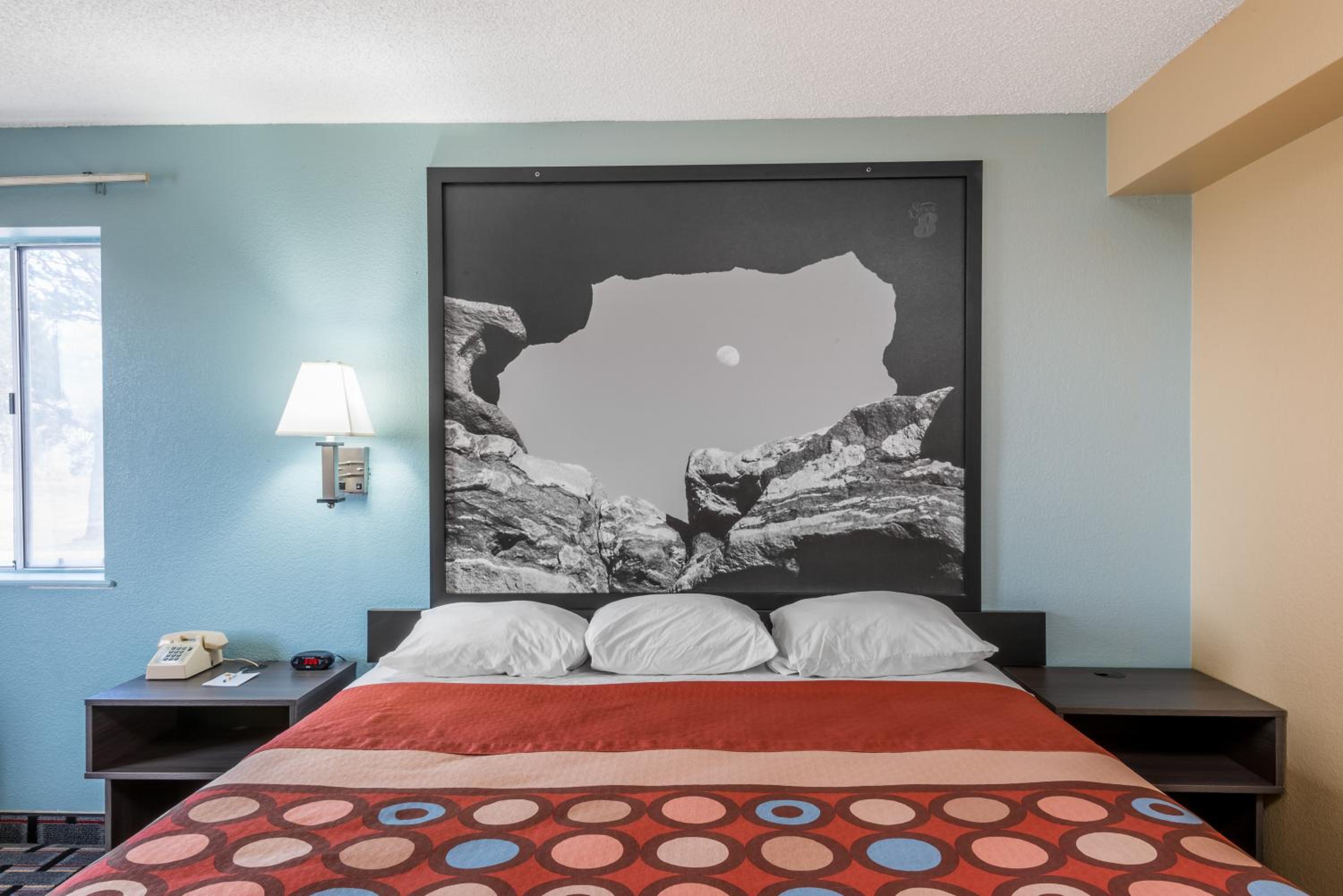 King Room - Non-Smoking - Photo 2