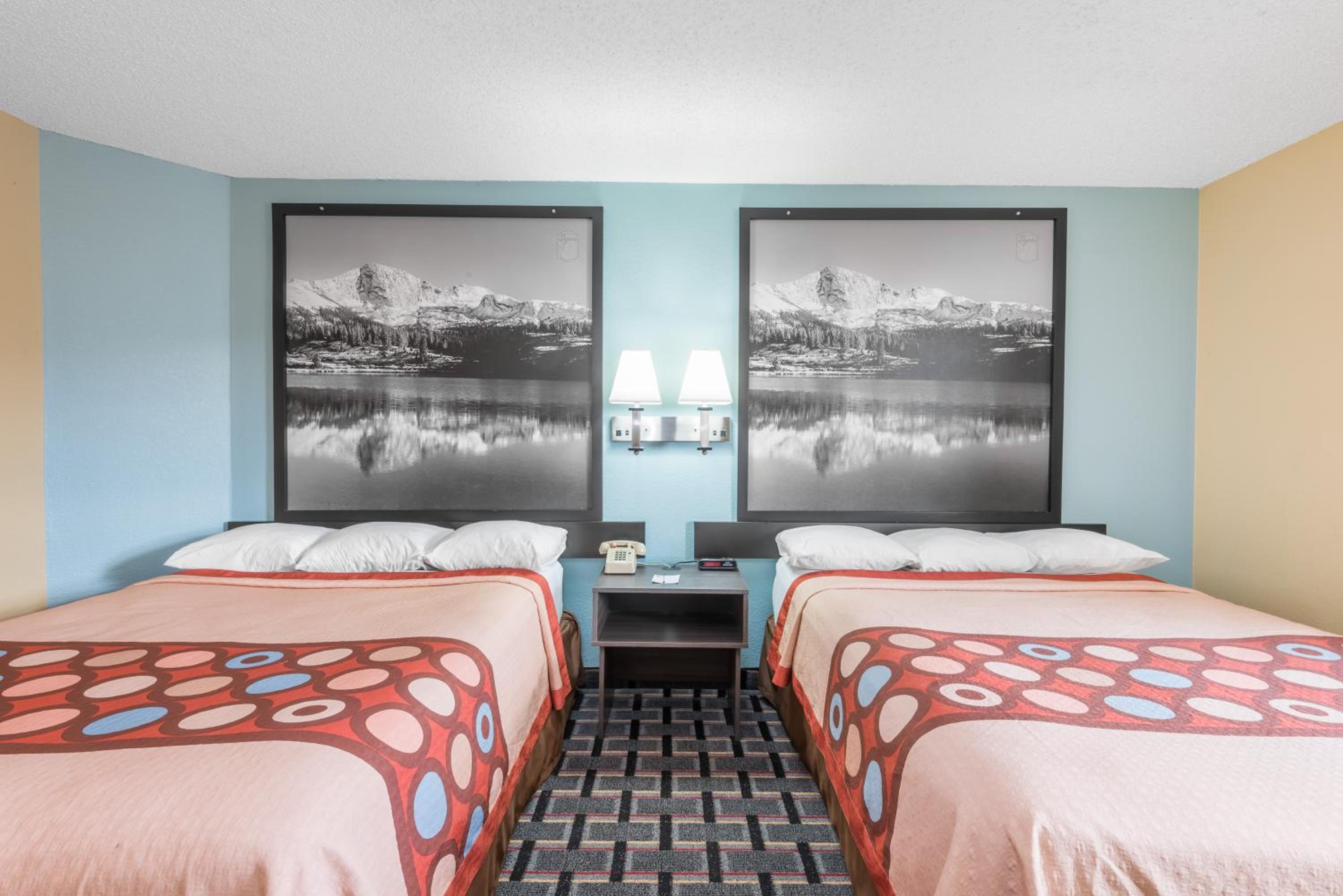 Queen Room with Two Queen Beds - Non-Smoking - Photo 2