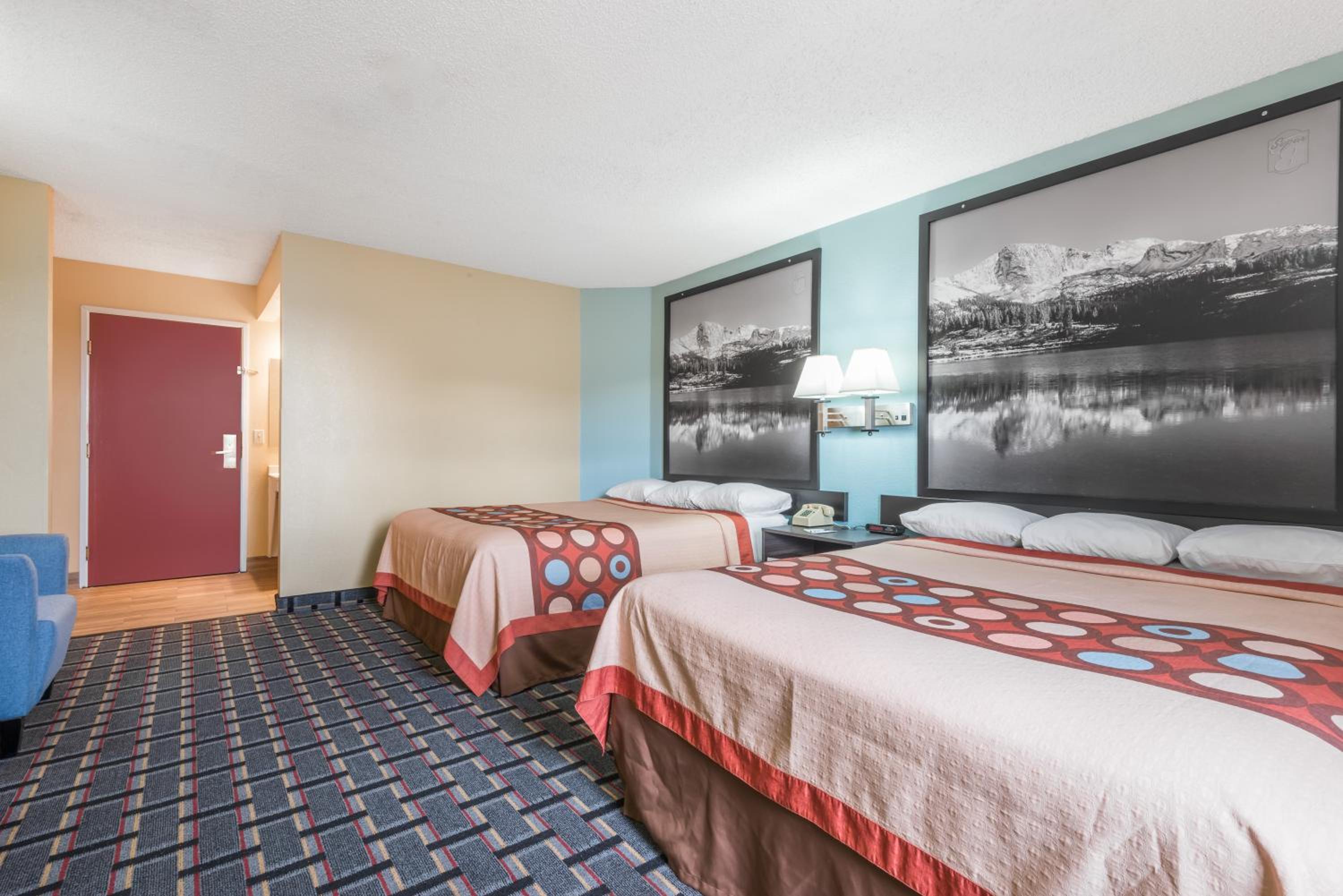 Queen Room with Two Queen Beds - Non-Smoking - Photo 6