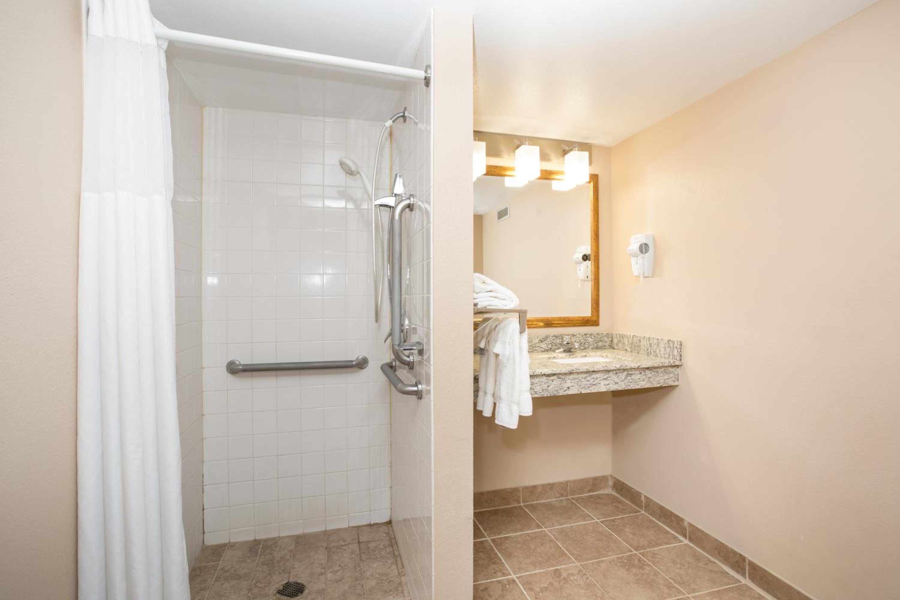 Queen Room - Mobility Access/Non-Smoking - Photo 4