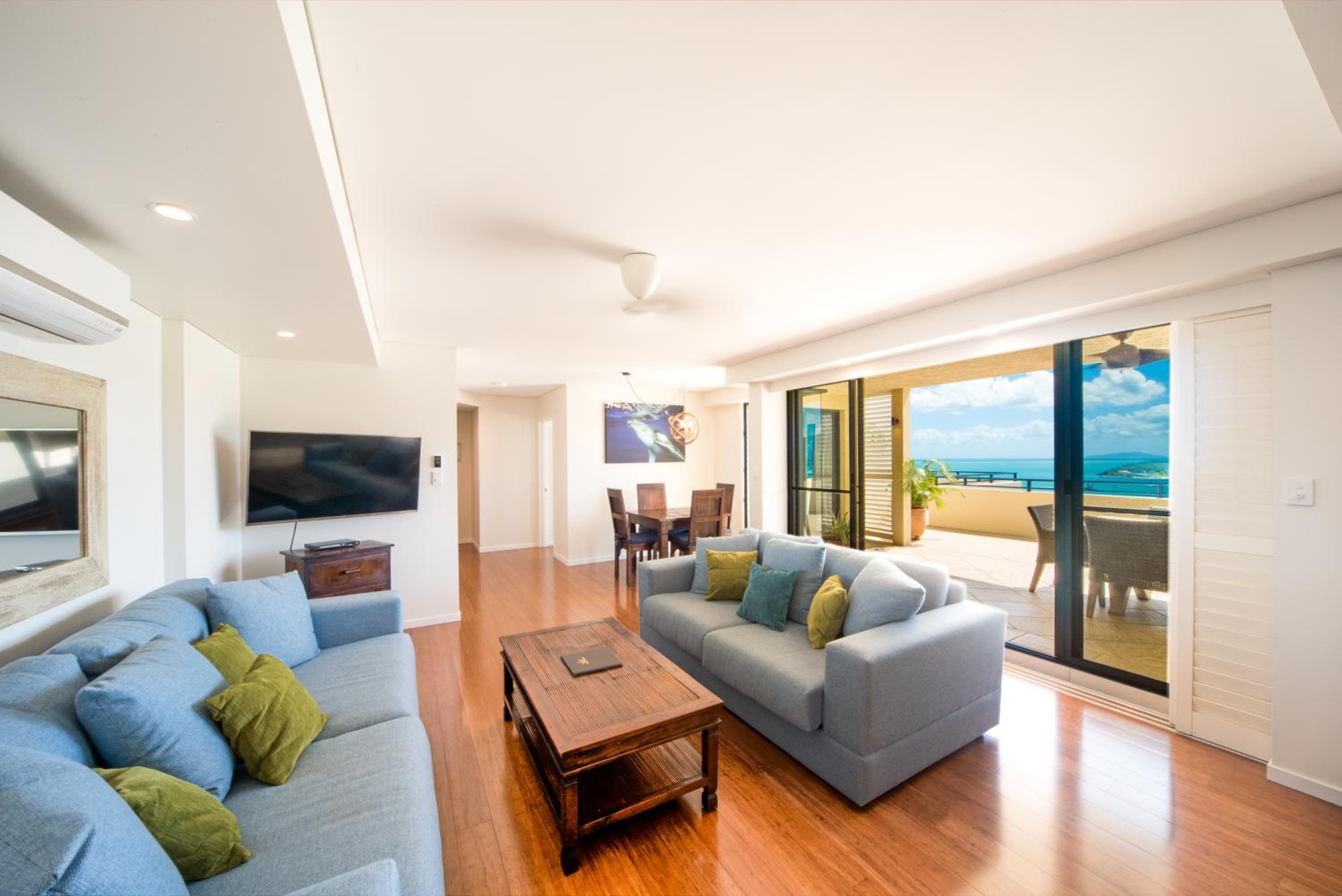 Deluxe Two-Bedroom Sea View Apartment with Hot Tub