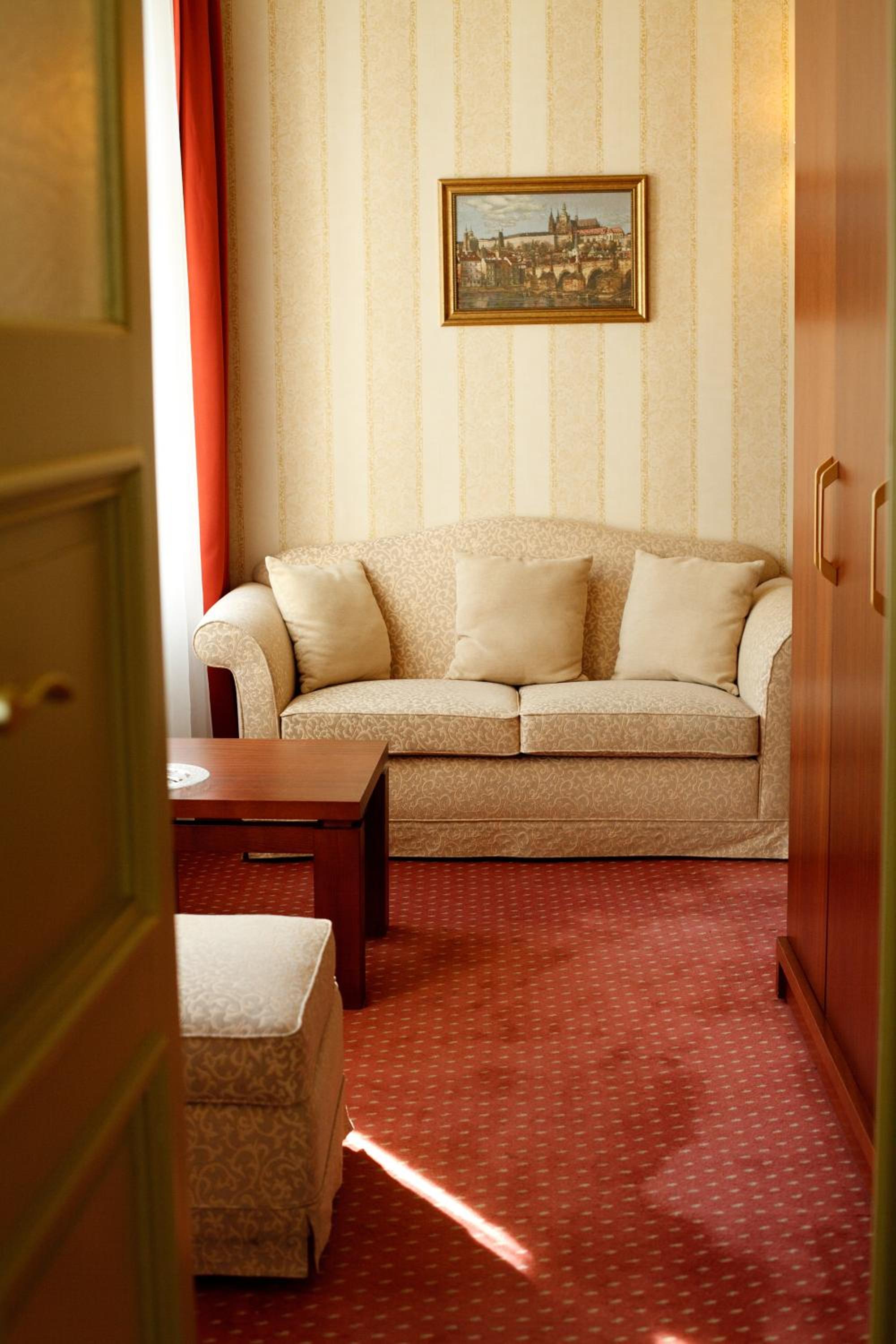 Deluxe Suite with Balcony - Photo 3