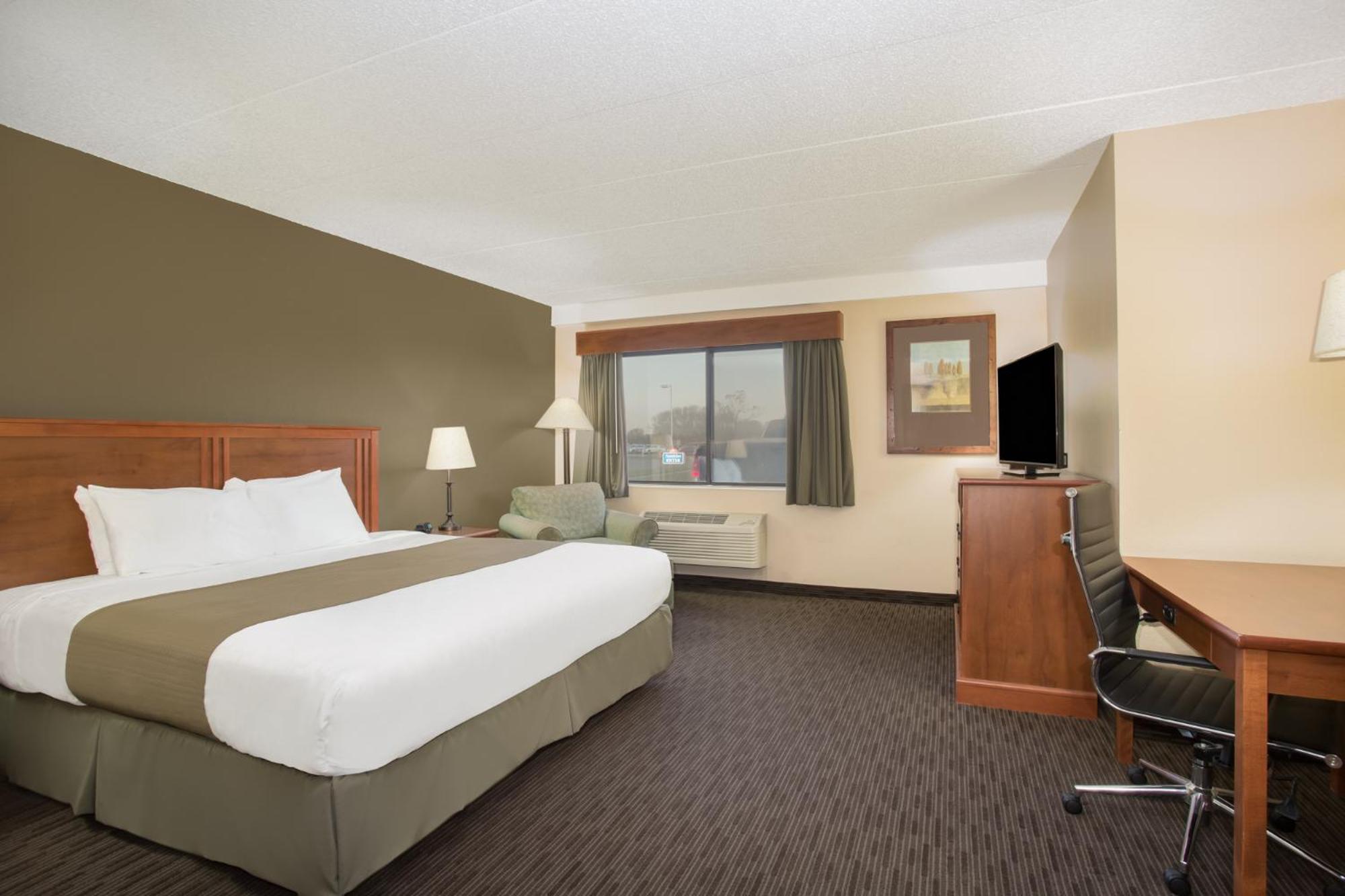 King Suite - Non-Smoking - Photo 4