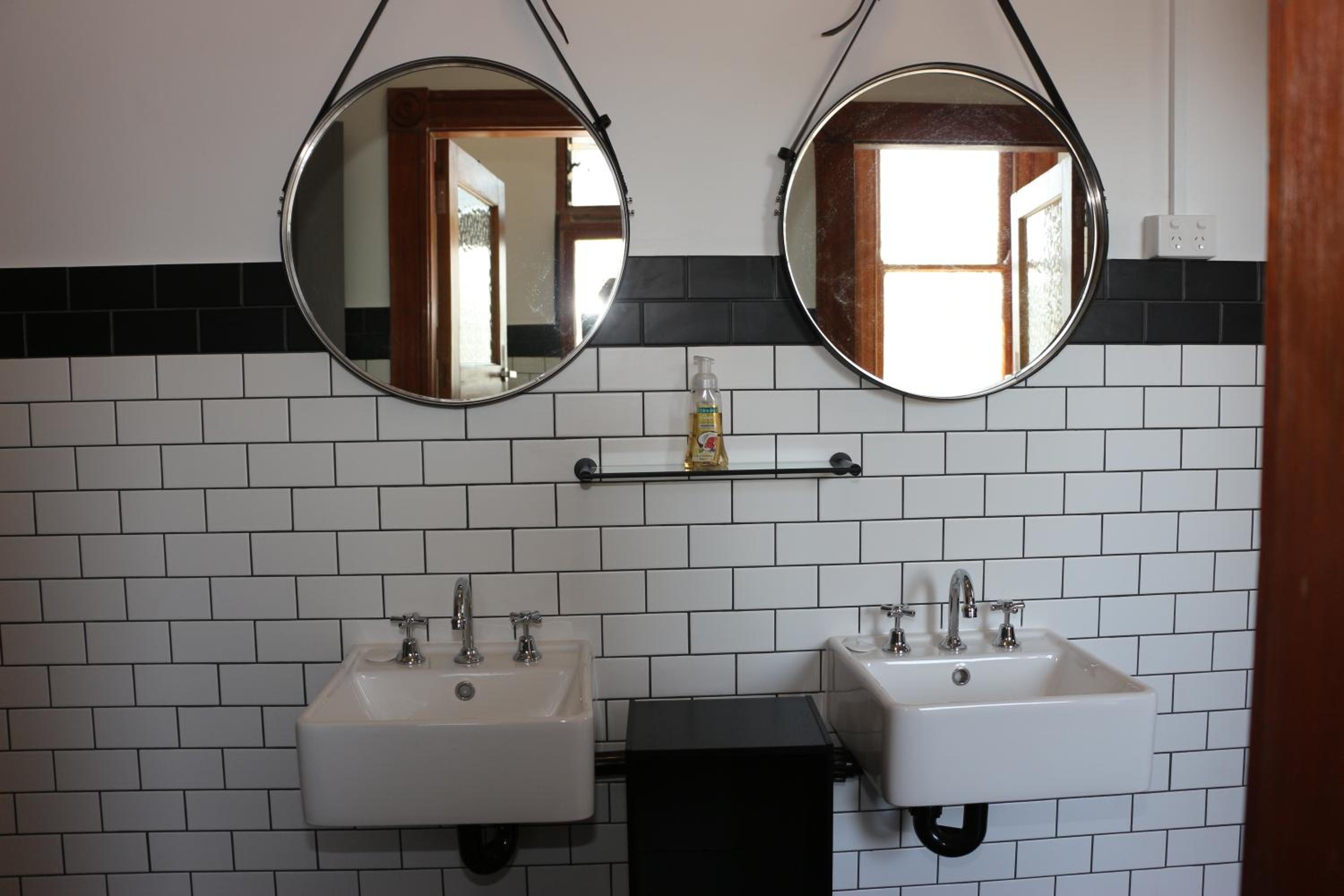 Queen Room with Shared Bathroom photo 2