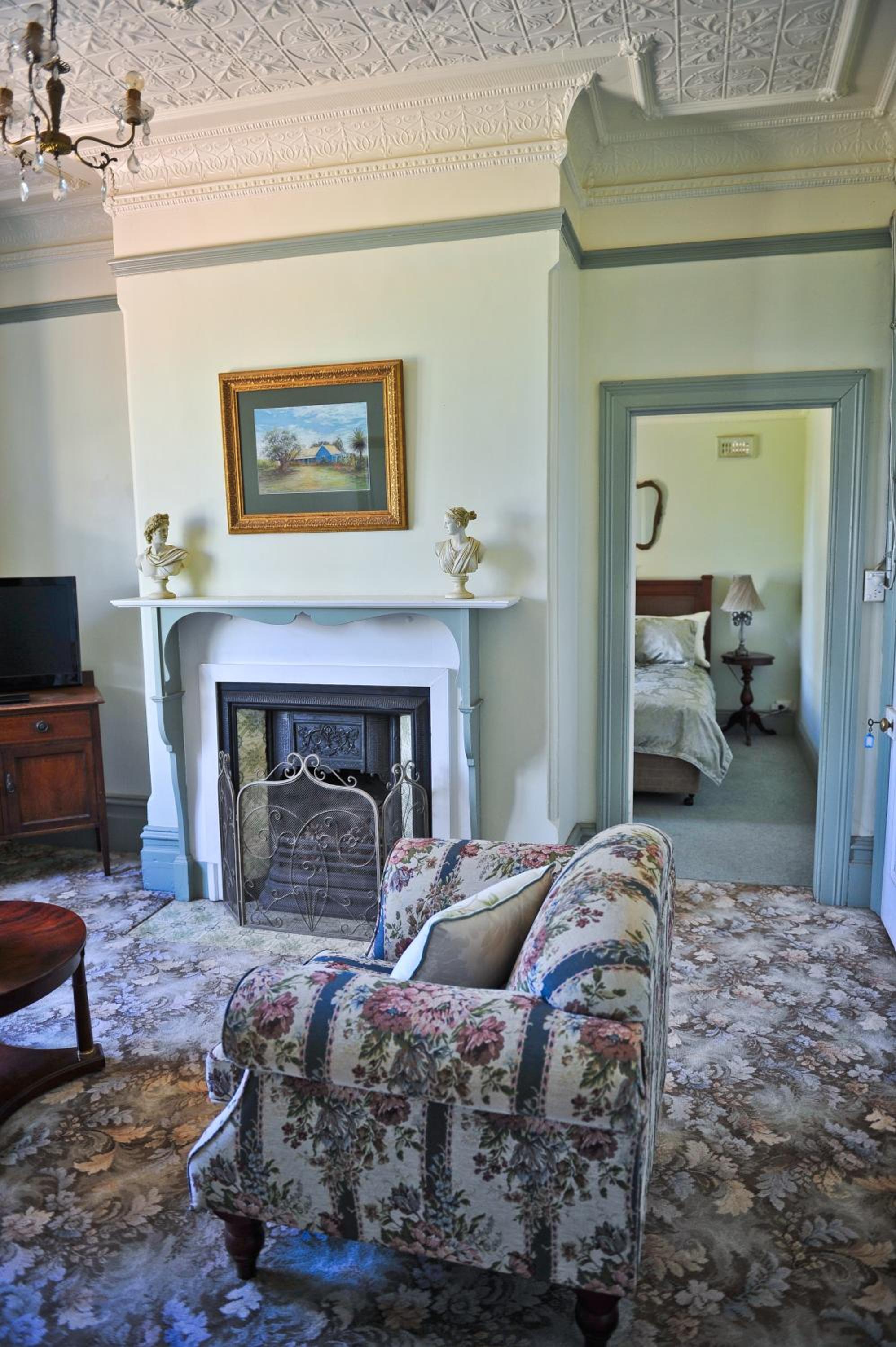 Deluxe Queen Suite photo 3
