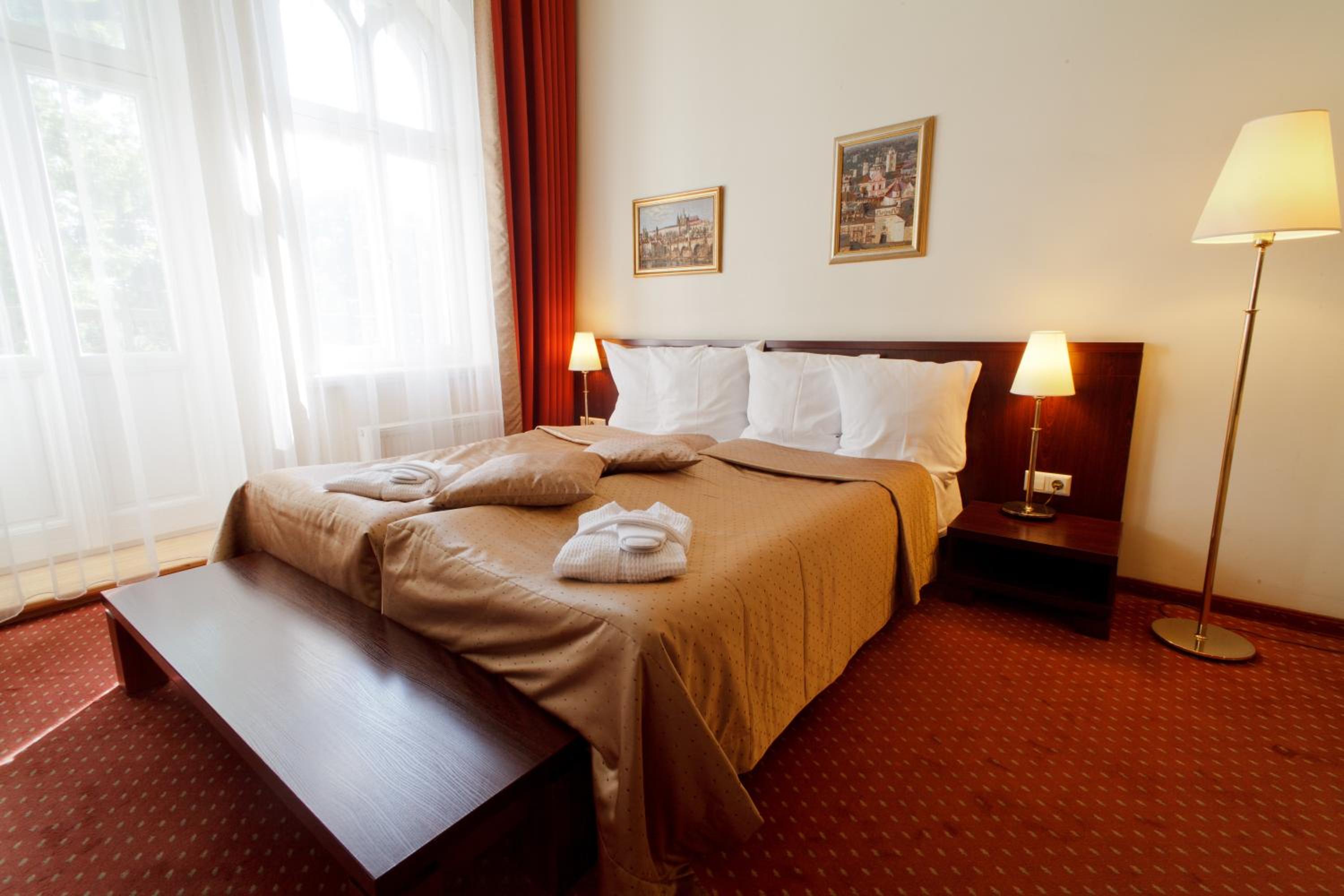 Junior Suite with Balcony - Photo 2