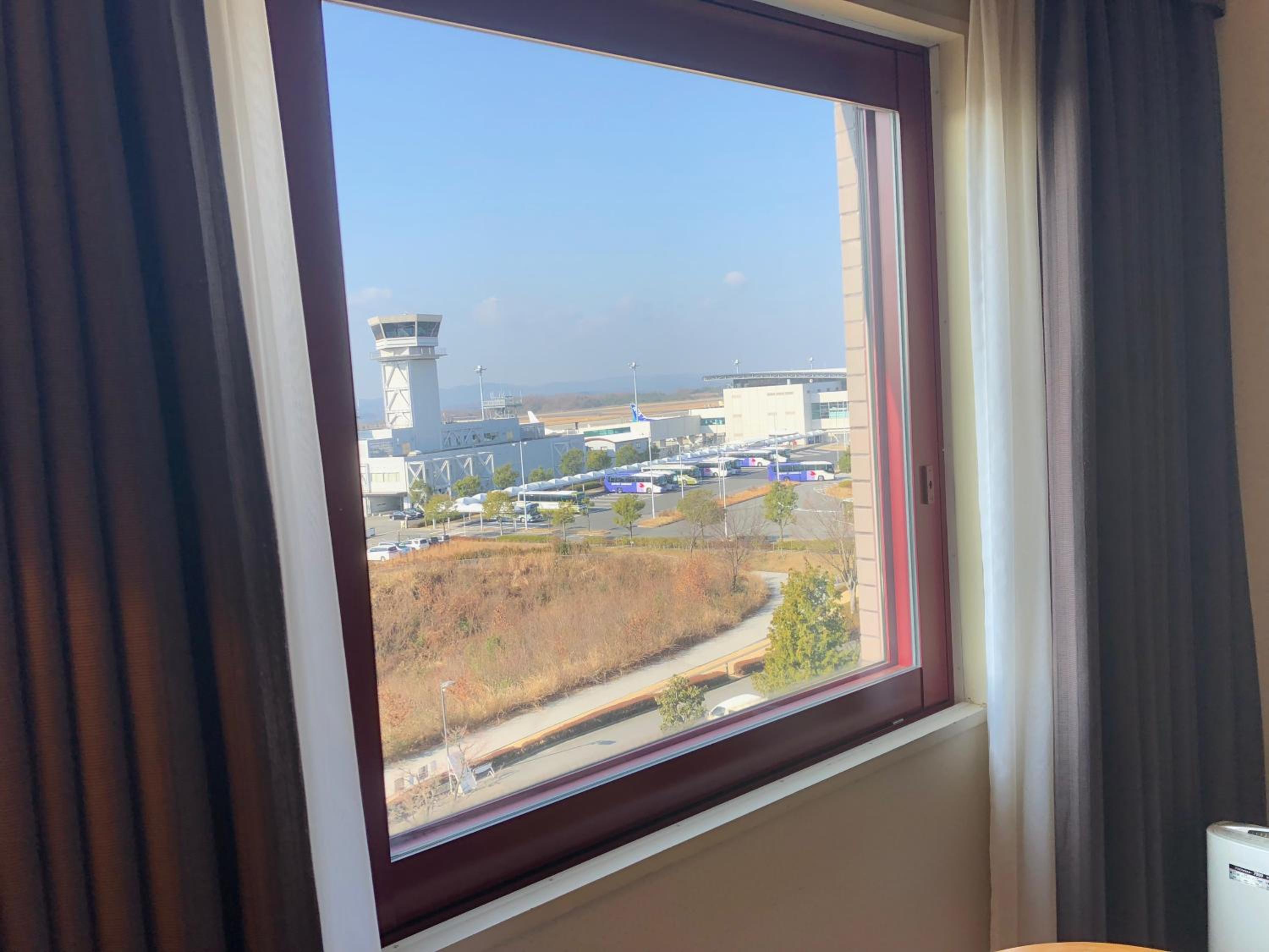 Economy Double Room with Airport View - Non-Smoking - Photo 4