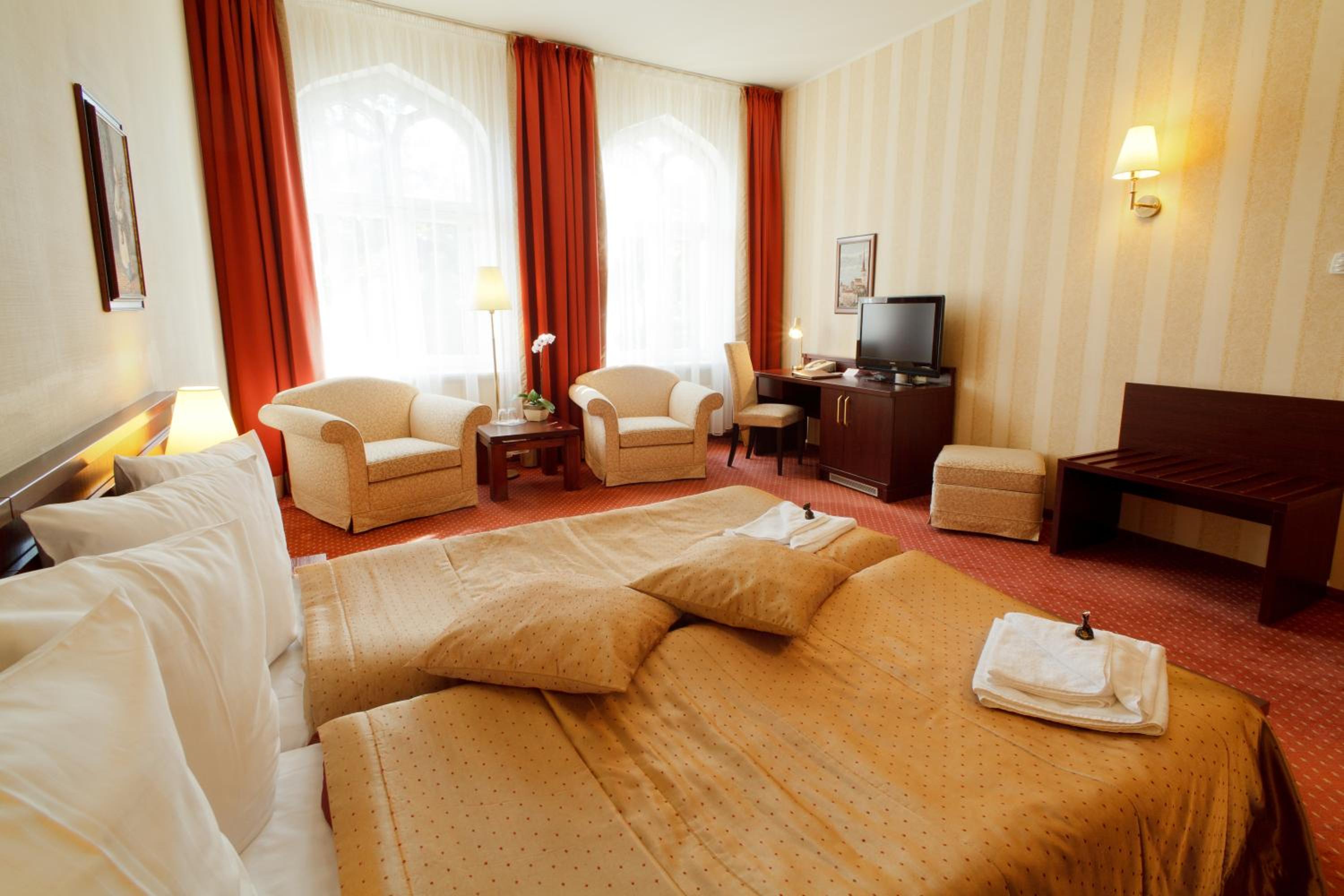 Junior Suite with Balcony - Photo 3