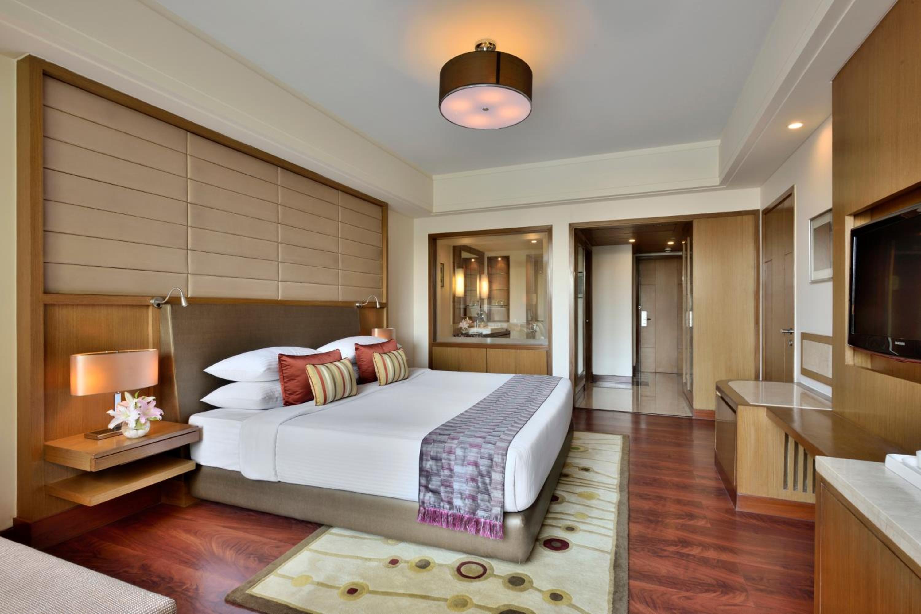 Business Double Room - 15% Discount on Food & Soft Beverage,  Hotel Credit of INR 1000 on Food and Soft Beverages in Restaurants only, , -Buy 1 get 1 free on IMFL drinks from 18:00 to 20:00 Hrs in Ethyl Bar. - Photo 9