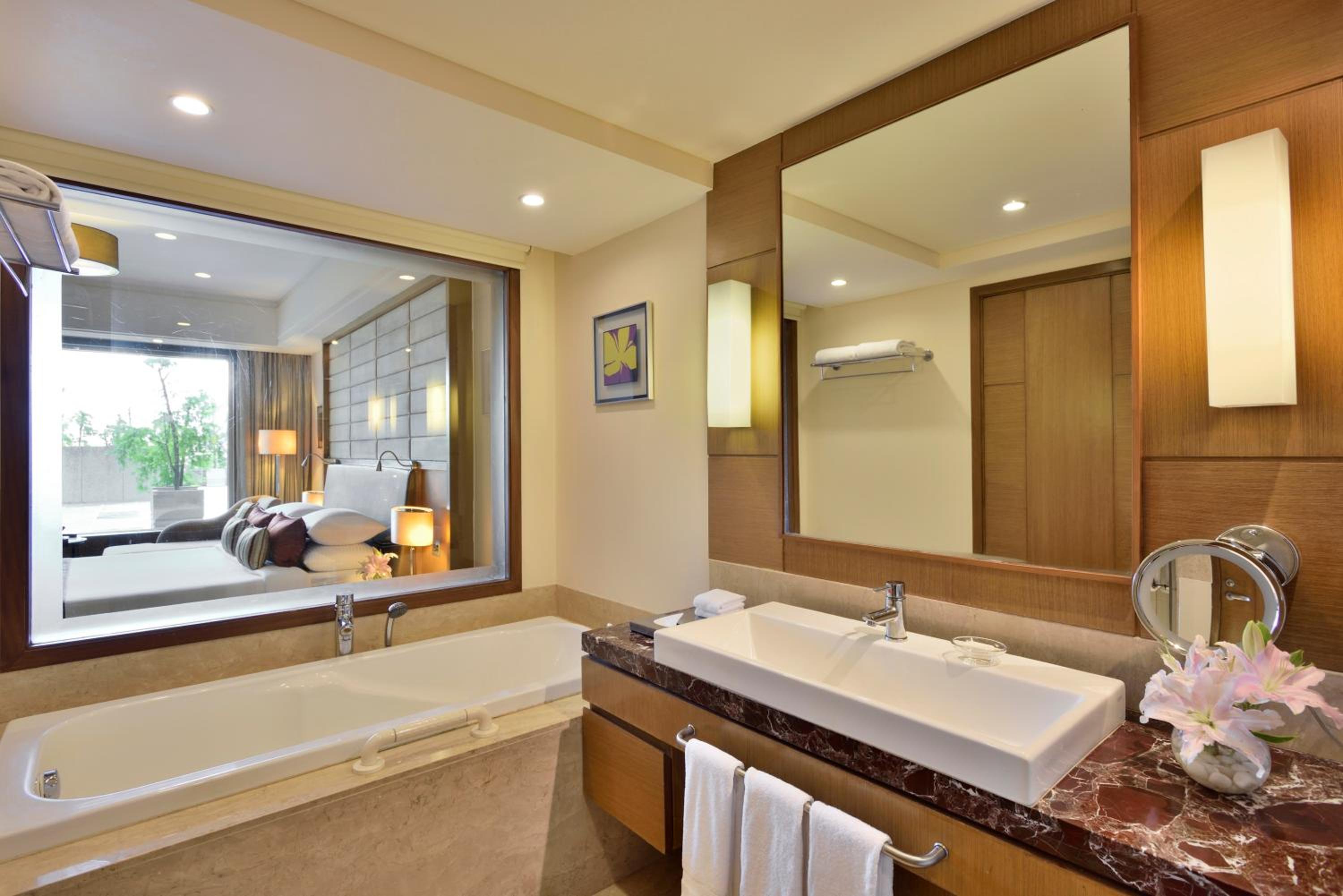 Business Double Room - 15% Discount on Food & Soft Beverage,  Hotel Credit of INR 1000 on Food and Soft Beverages in Restaurants only, , -Buy 1 get 1 free on IMFL drinks from 18:00 to 20:00 Hrs in Ethyl Bar. - Photo 8