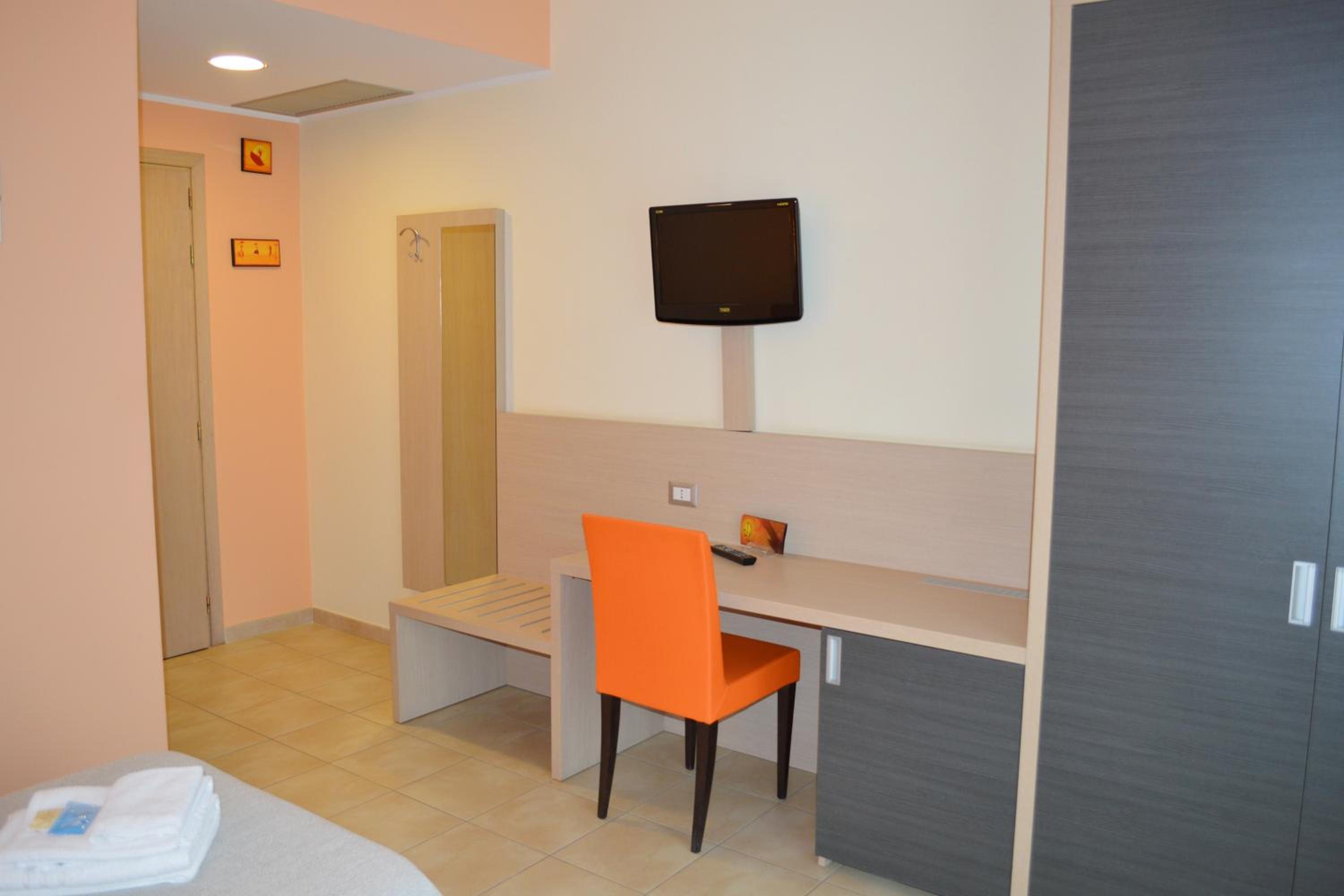 Double or Twin Room - Photo 5