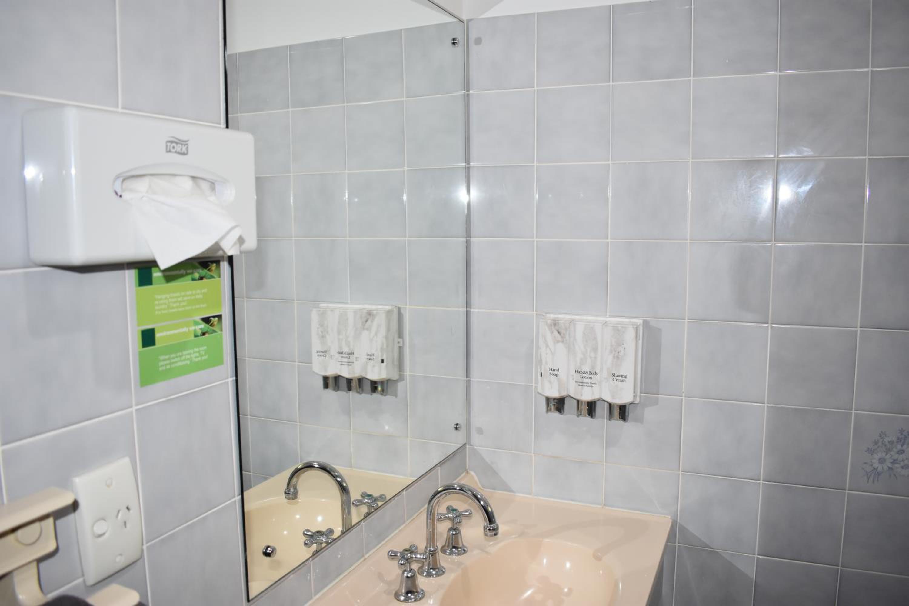 Standard Queen Room - Photo 6