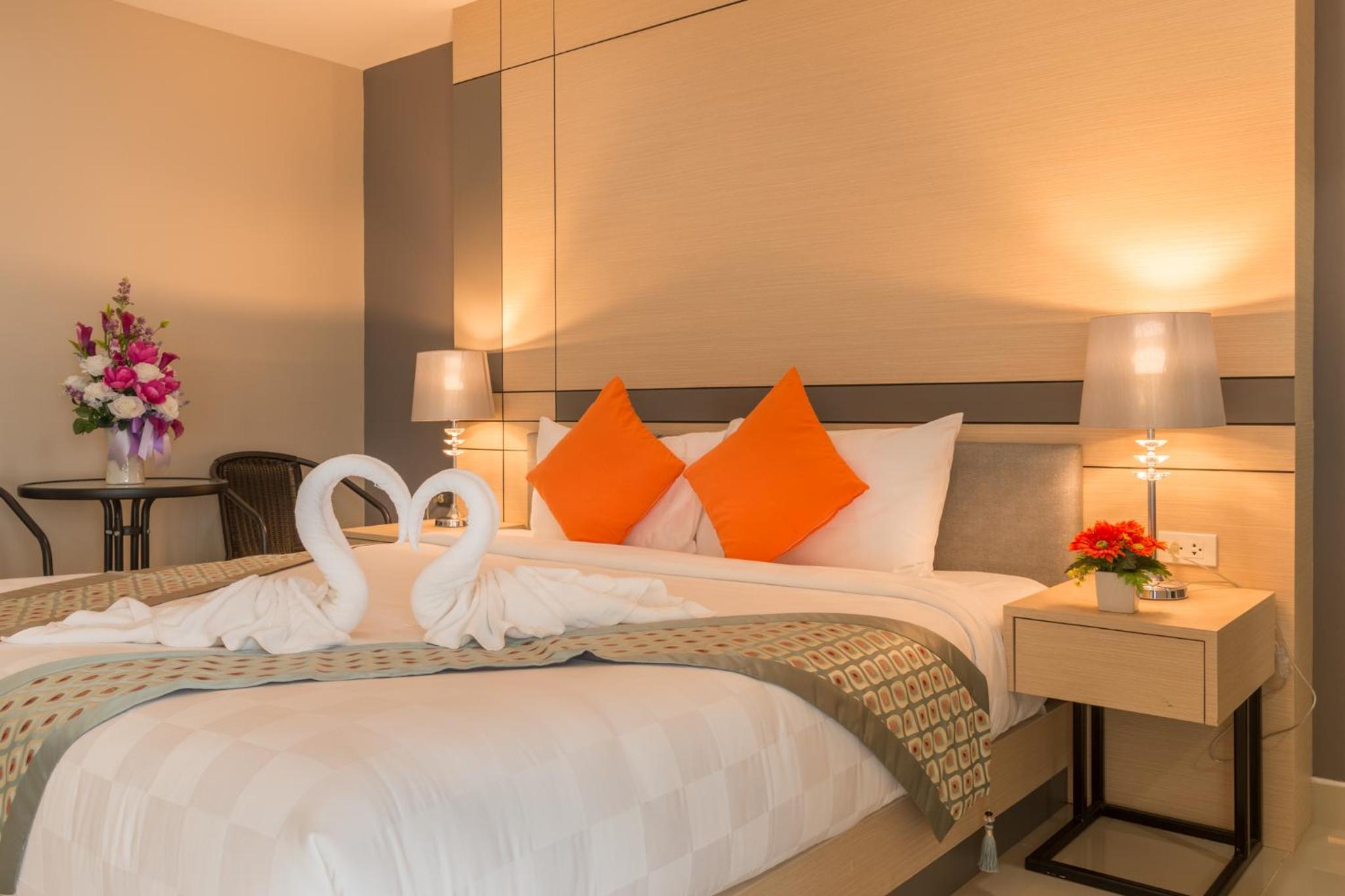 Deluxe King Room - Photo 8