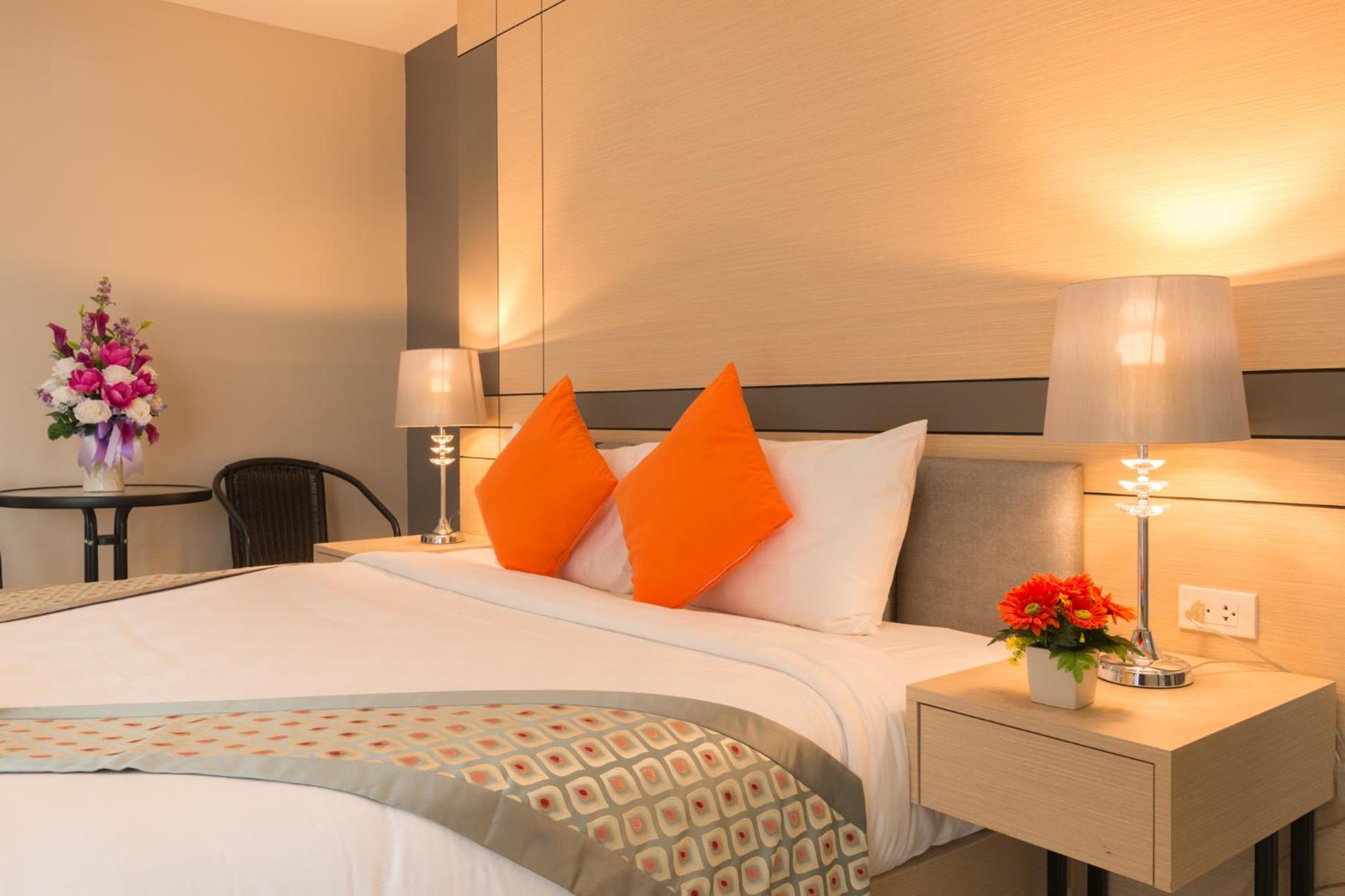 Deluxe King Room - Photo 7