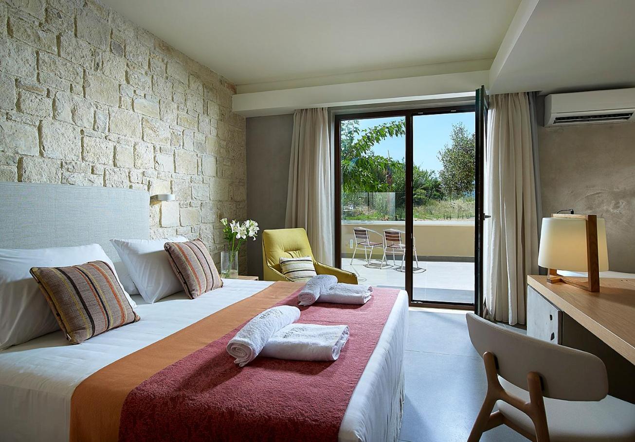Deluxe Double Room with Balcony photo 2