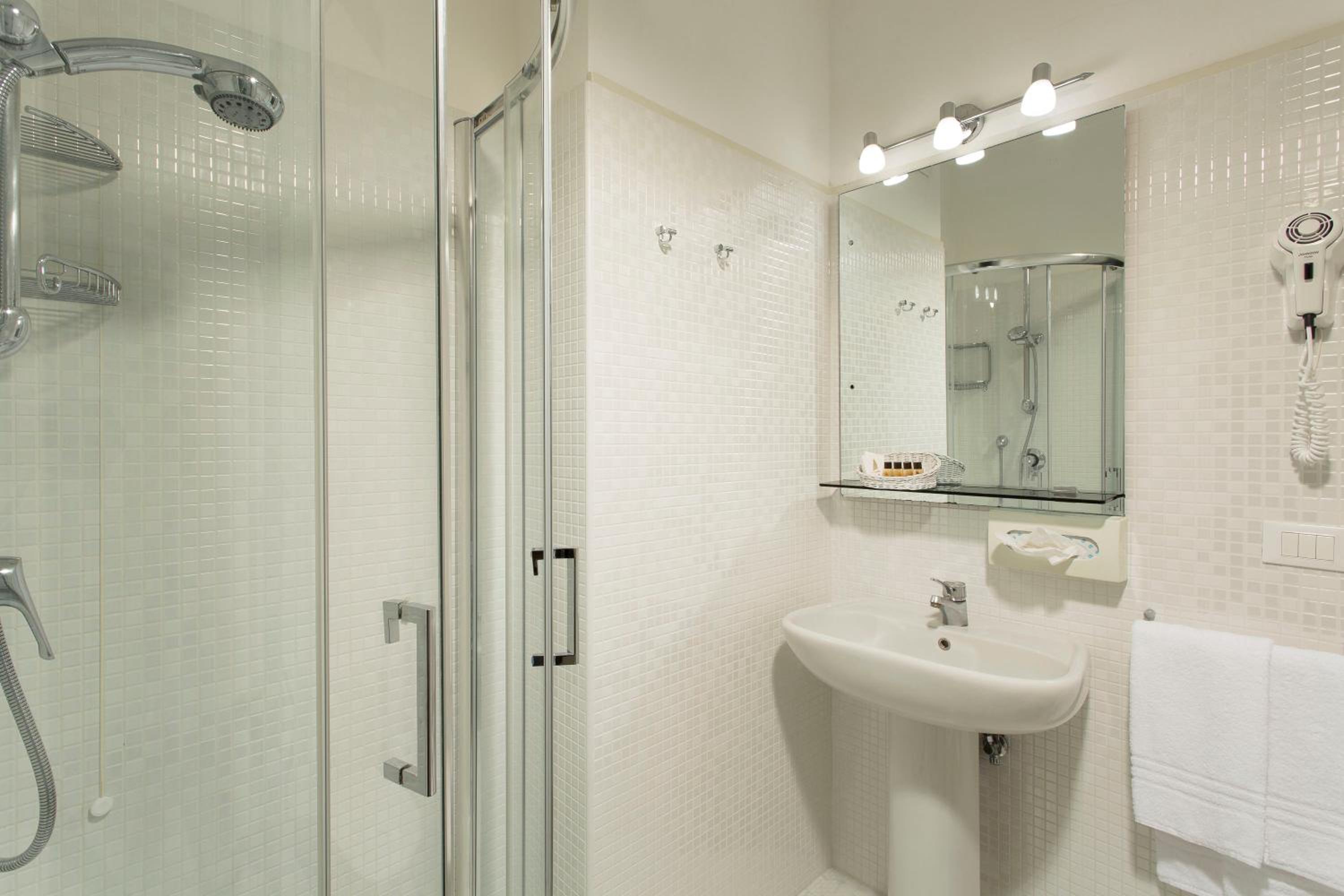 Standard Double Room - Photo 2