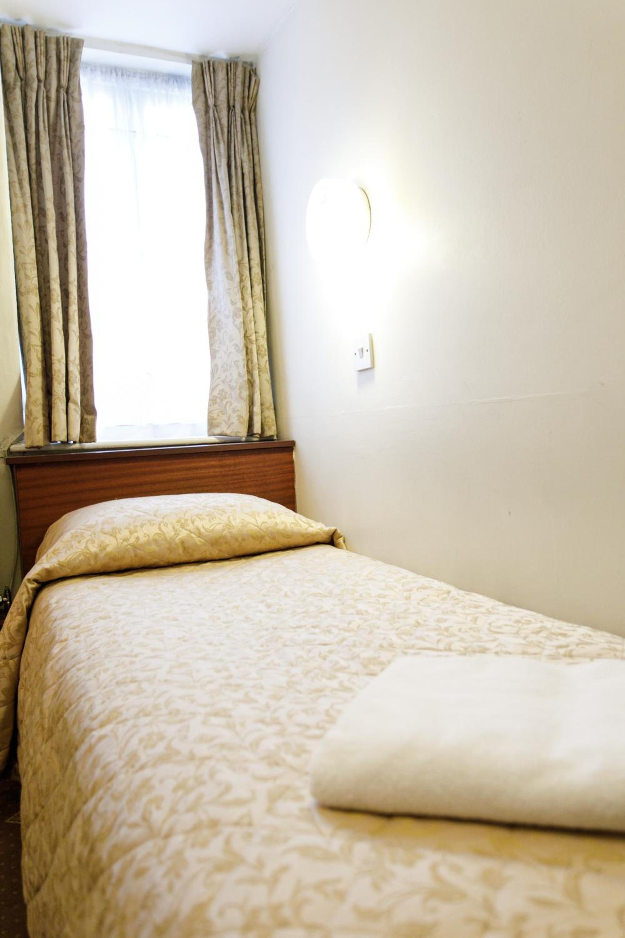 Single Room with Shared Bathroom photo 2