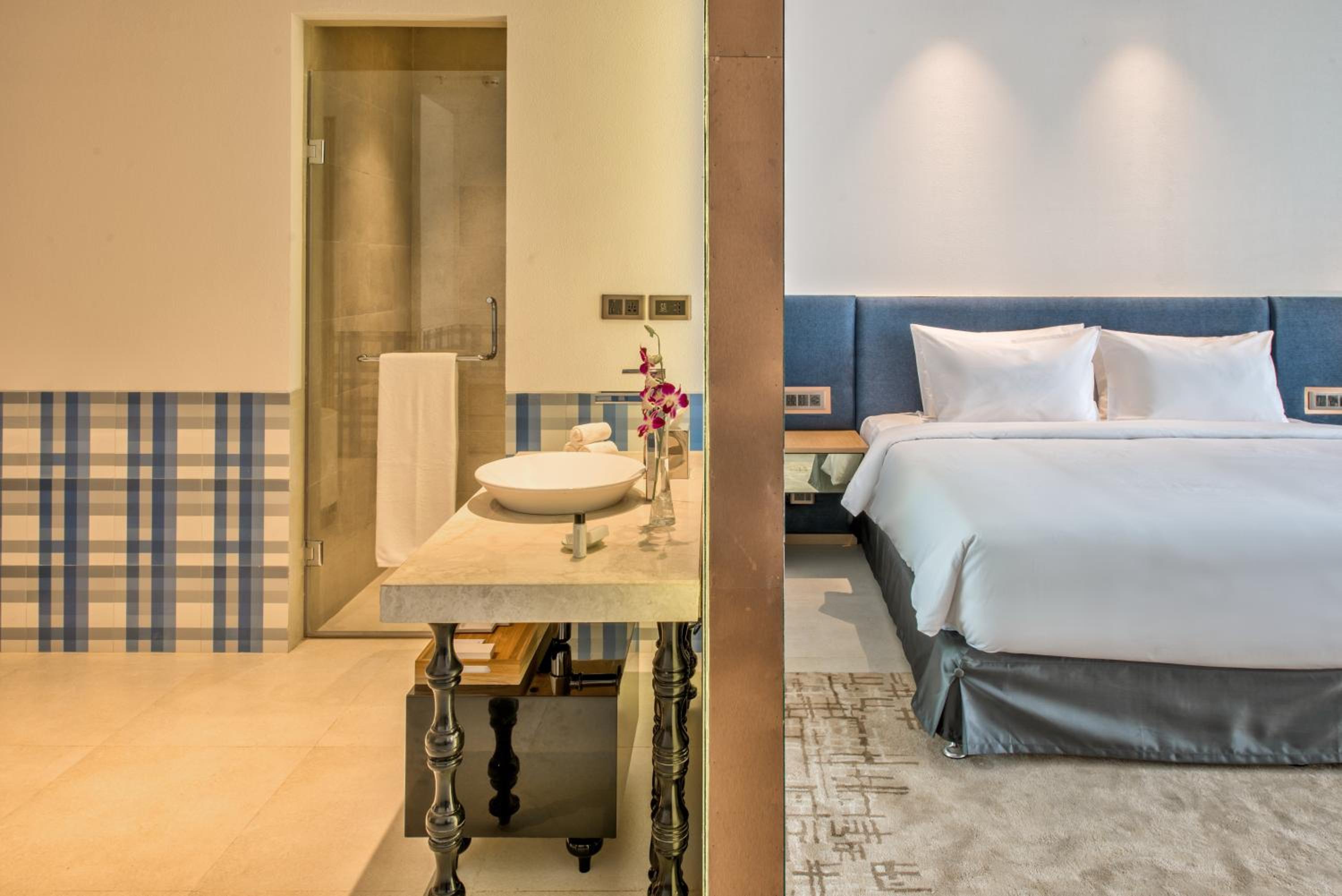 Premium Balcony Room King Bed - INR 2000 Meal Credit per stay, 20% discount on Spa & Laundry - Photo 9