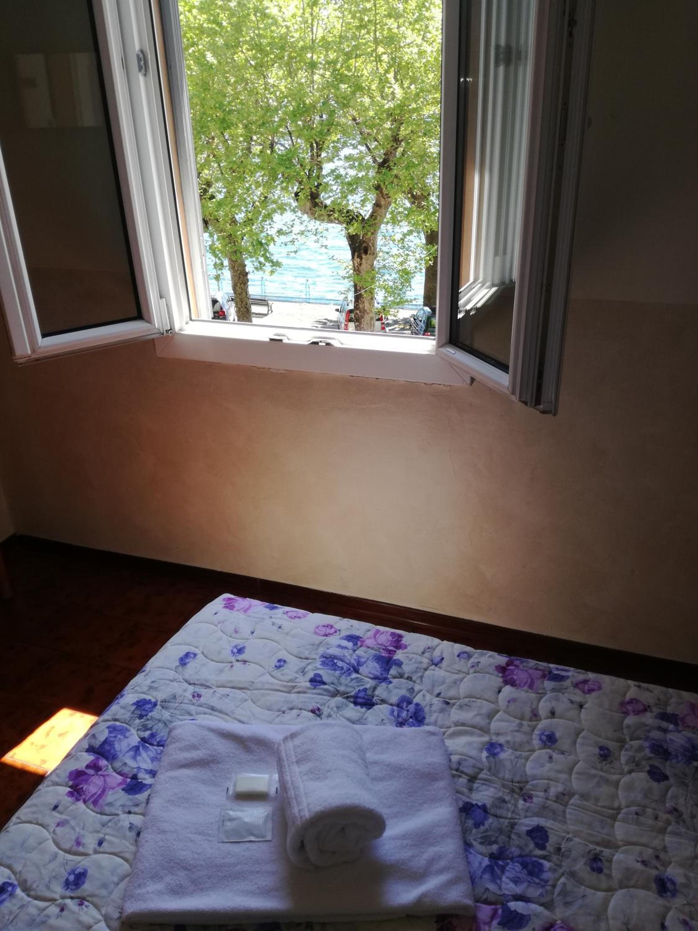 Double Room with Lake View - Photo 4