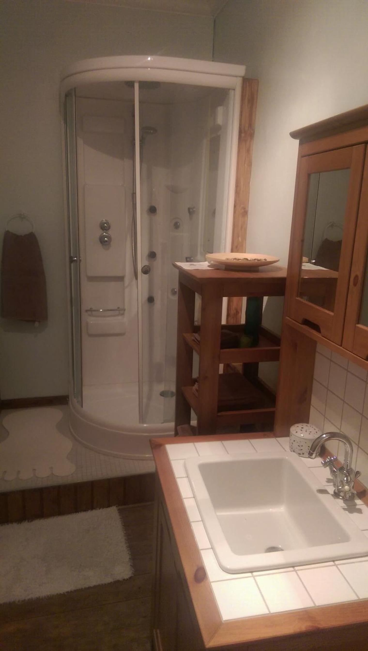 Large Twin Room - Photo 3