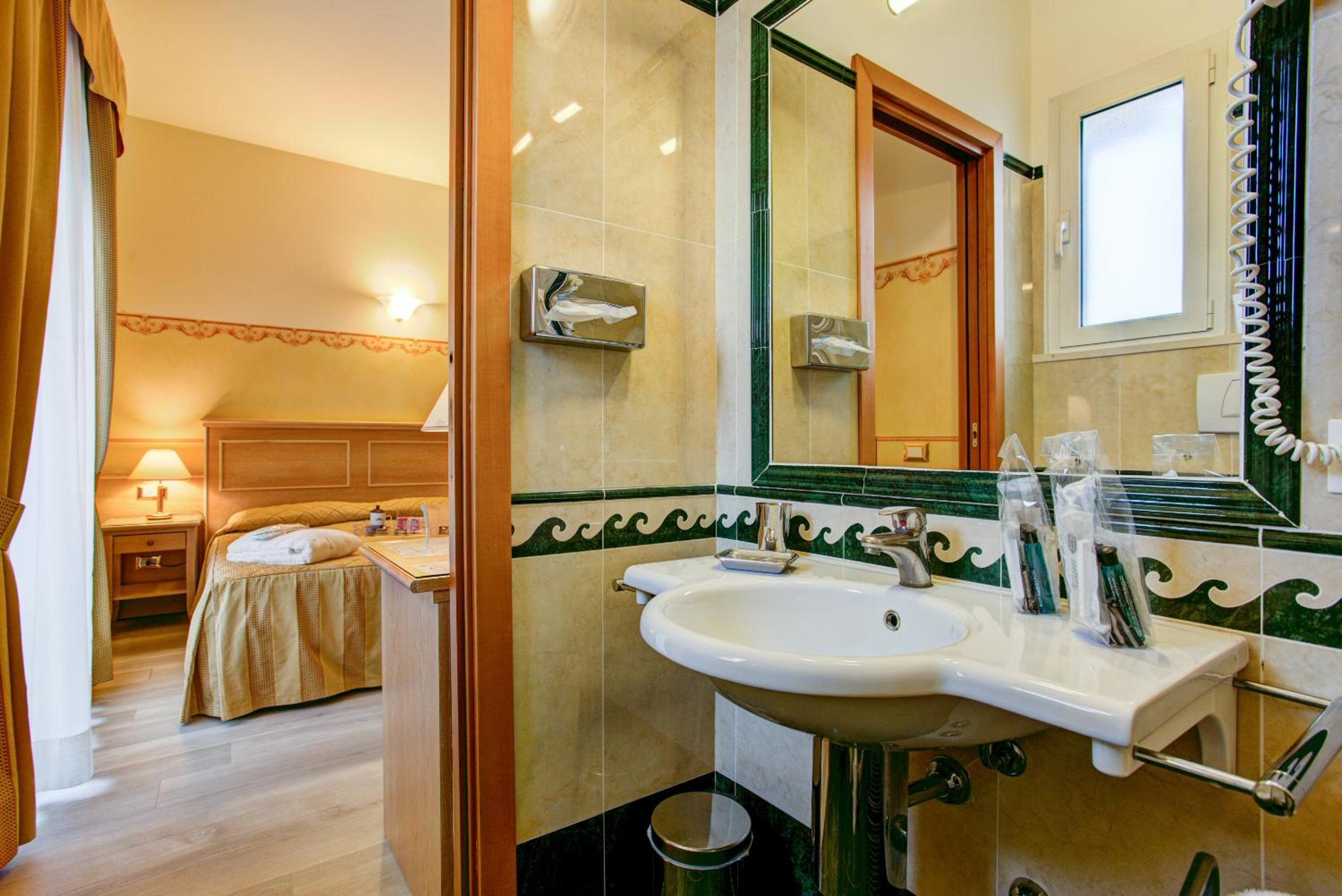 Double or Twin Room with Balcony - Photo 9