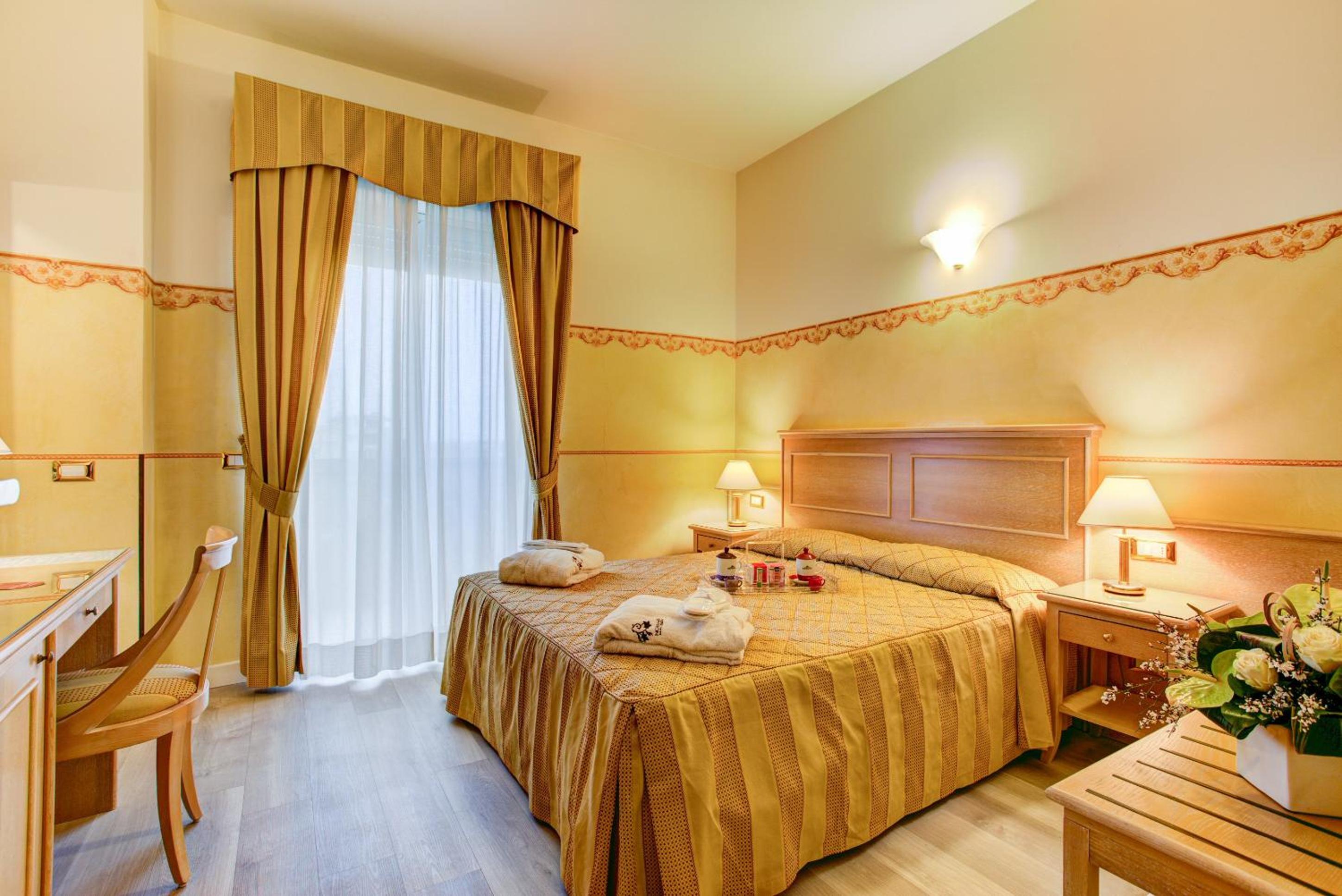Double or Twin Room with Balcony - Photo 5