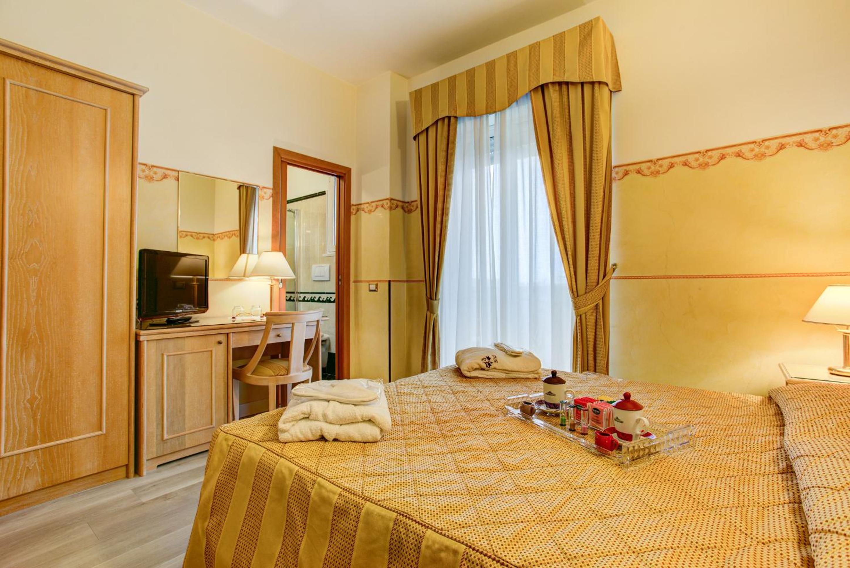Double or Twin Room with Balcony - Photo 2