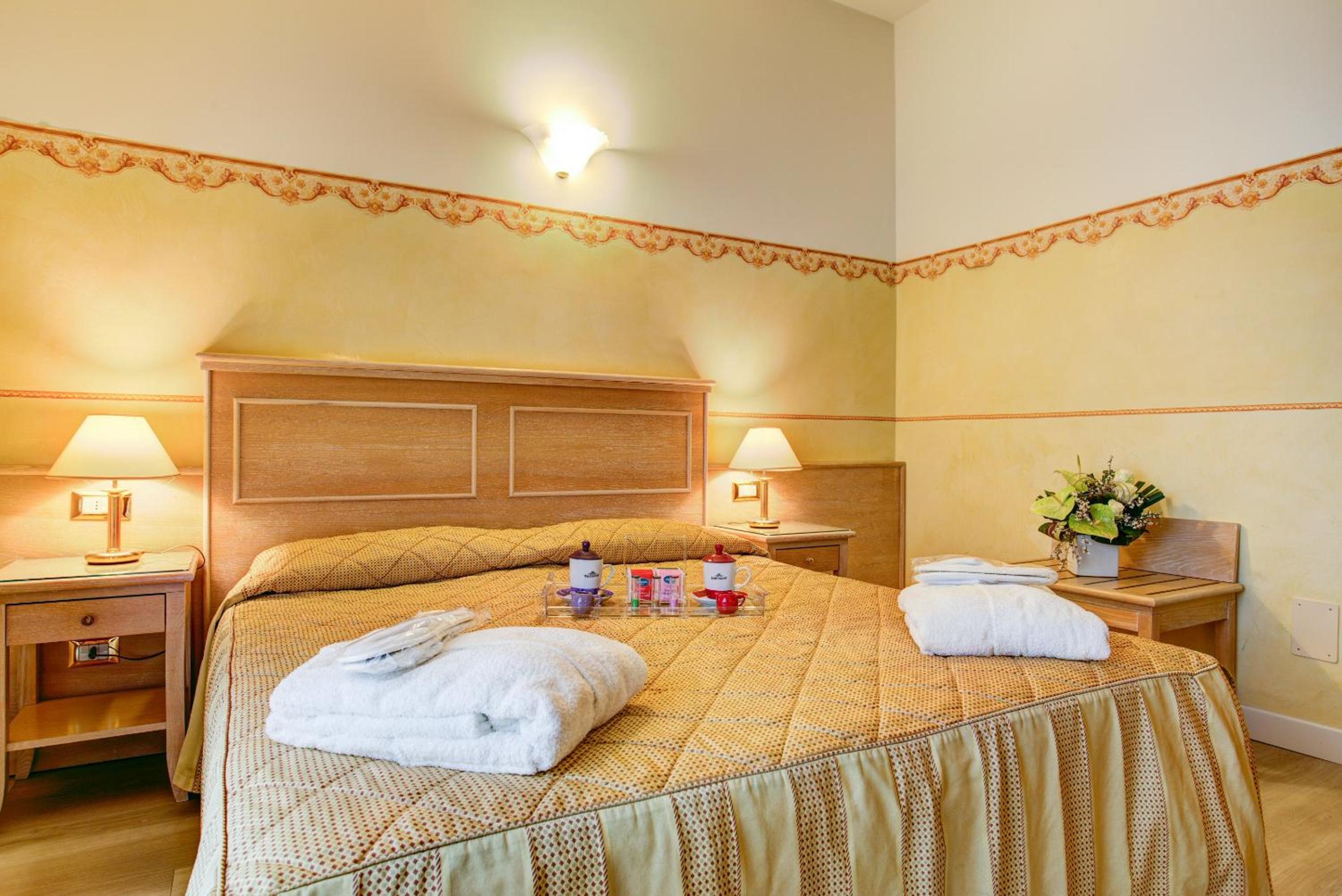 Double or Twin Room with Balcony - Photo 6
