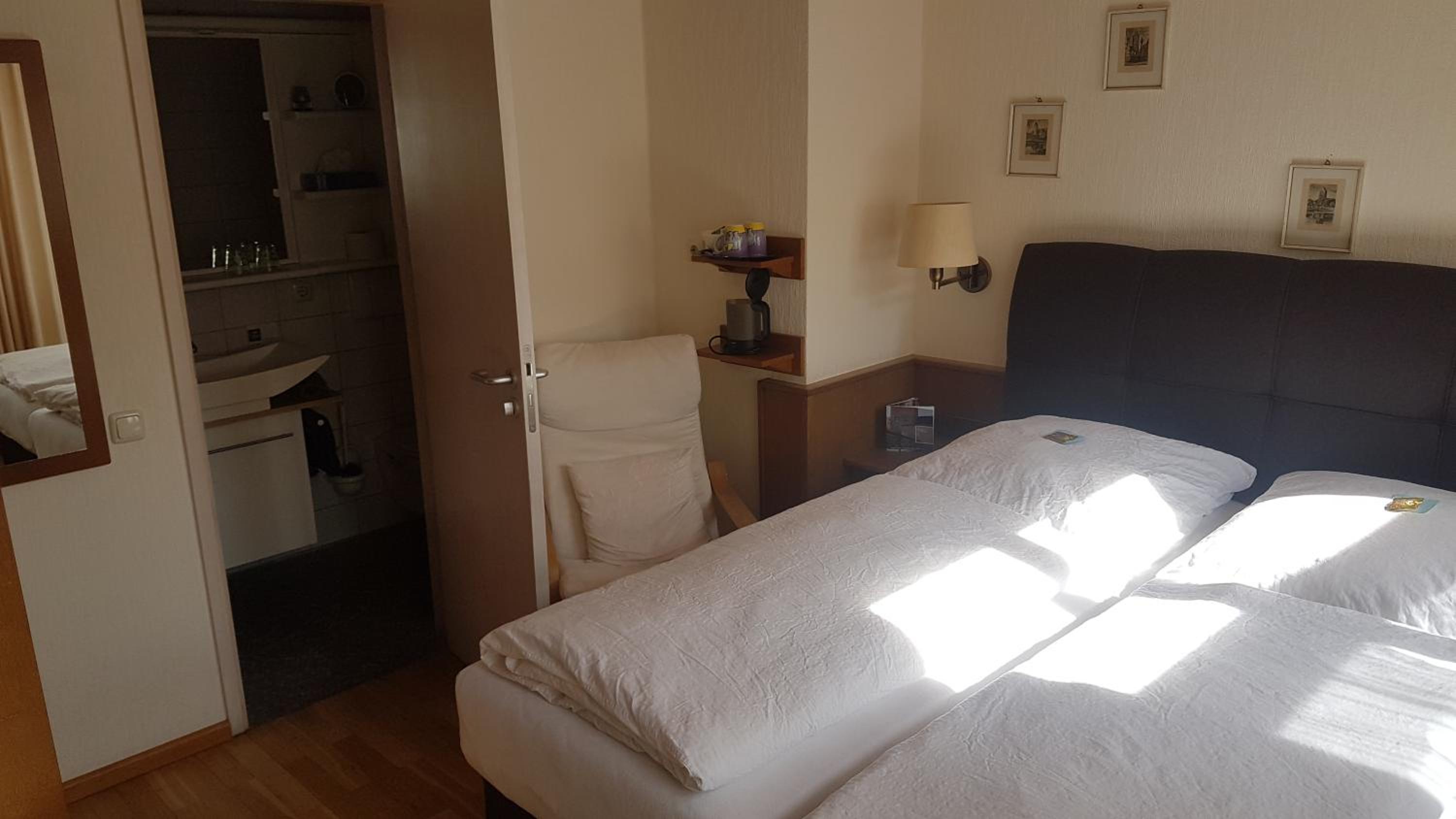 Standard Double Room - Photo 9