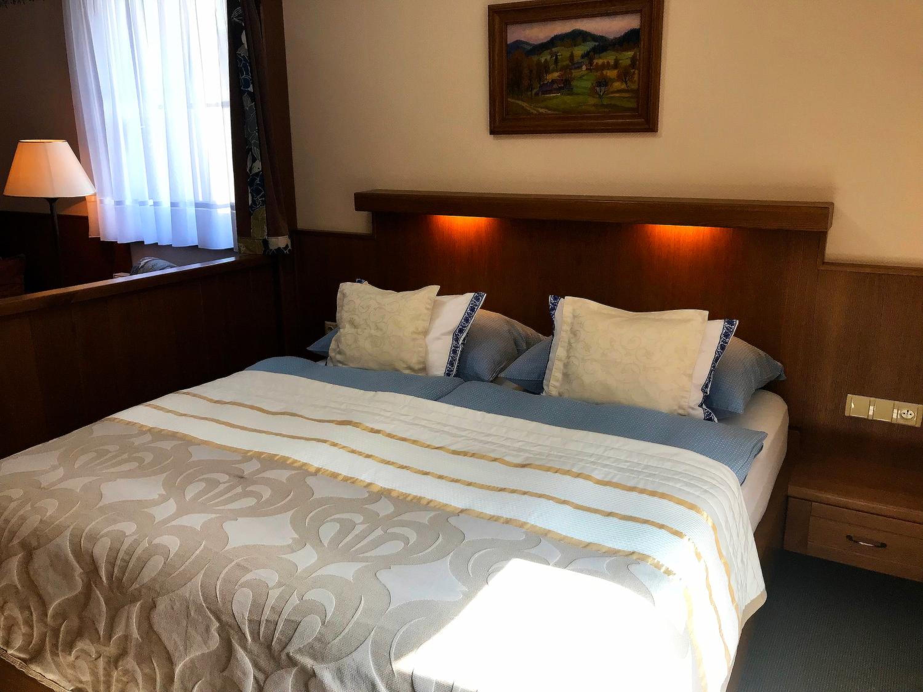 Double Room with Hot Tub - Photo 2