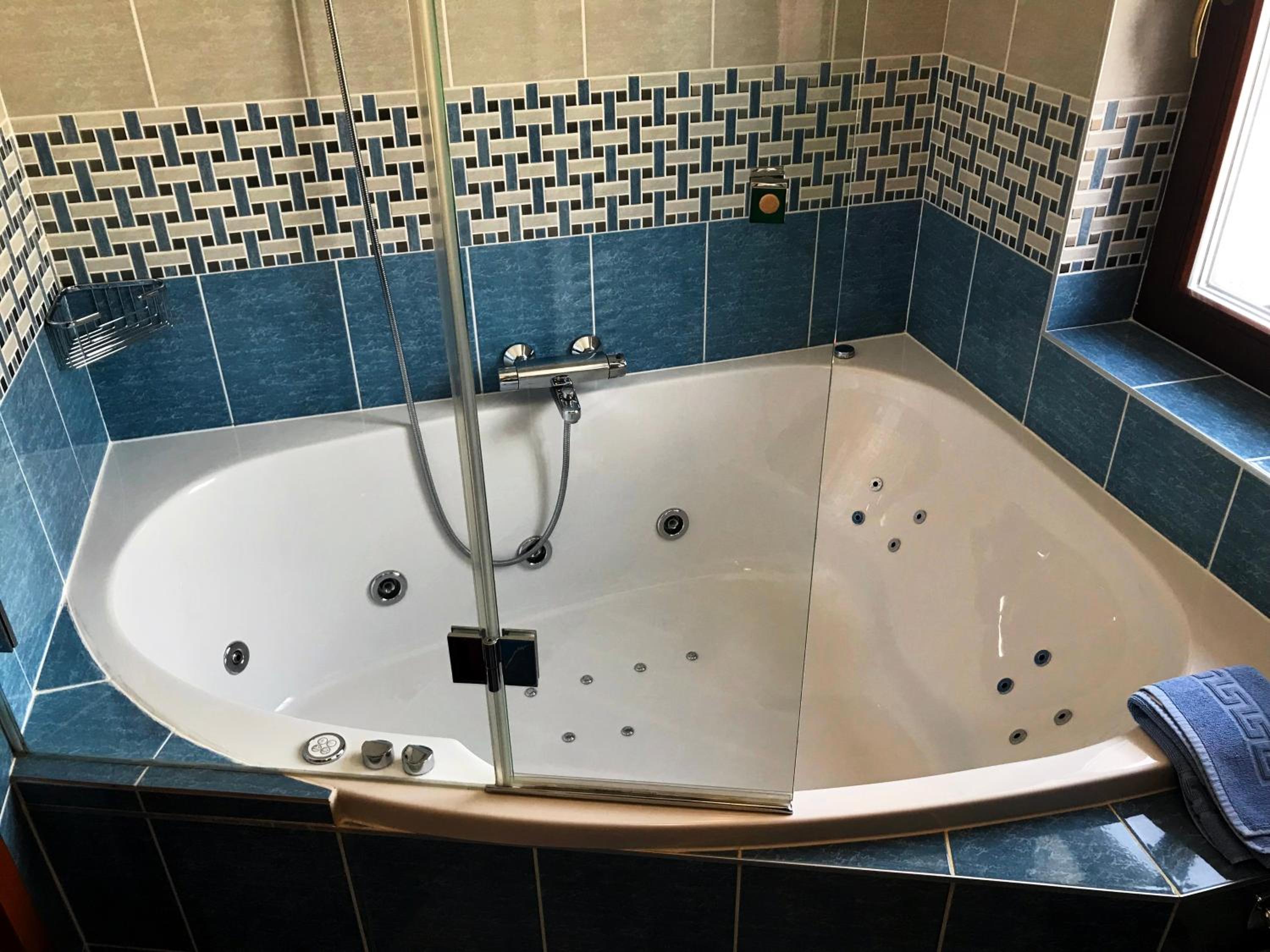 Double Room with Hot Tub - Photo 3